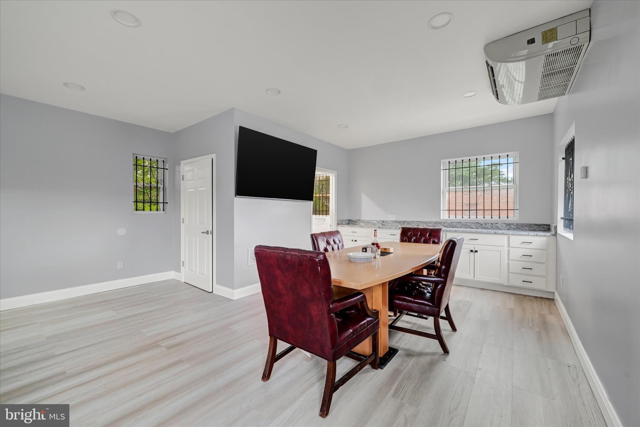 ALBEMARLE SQUARE - Residential