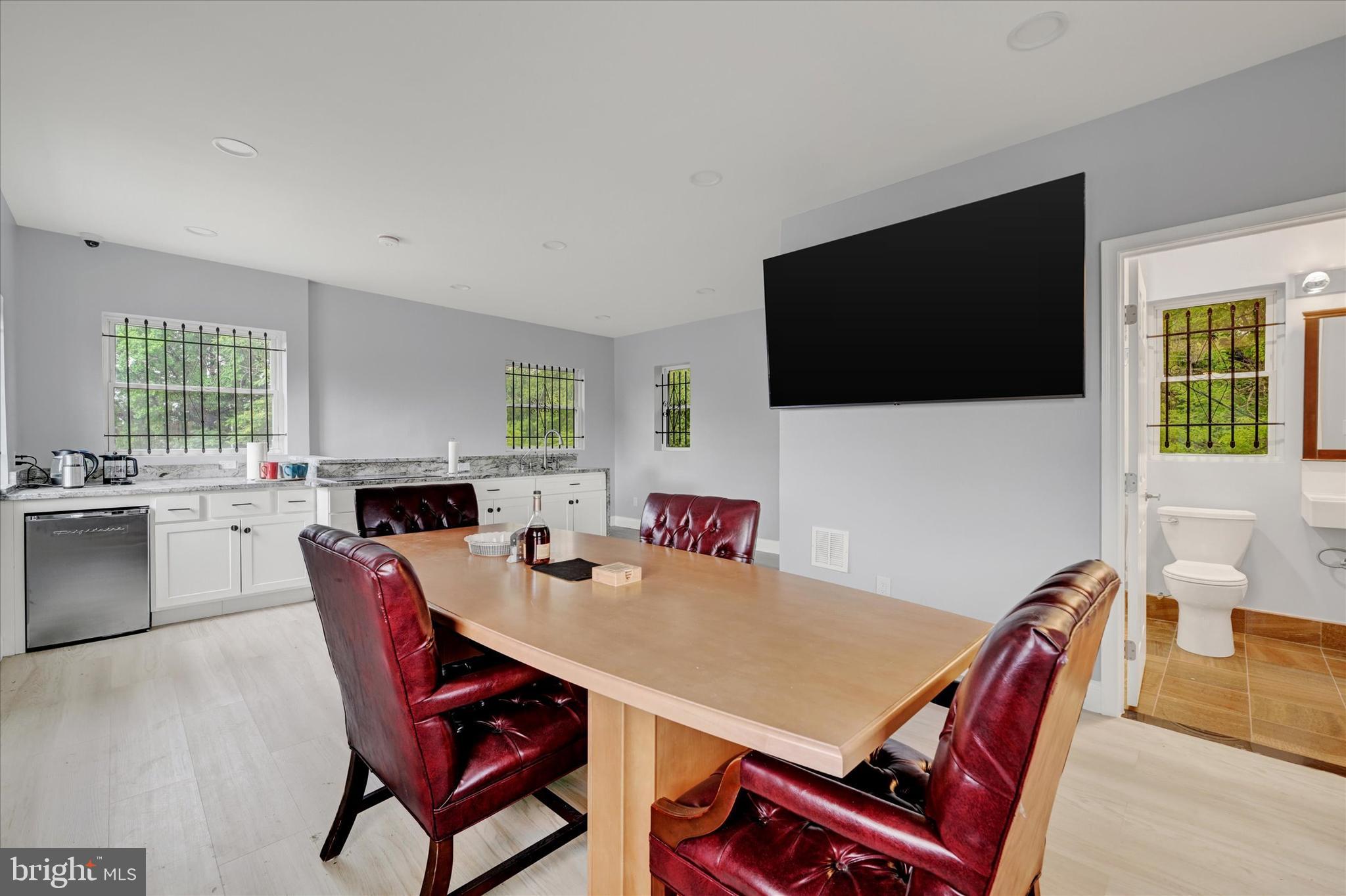 ALBEMARLE SQUARE - Residential