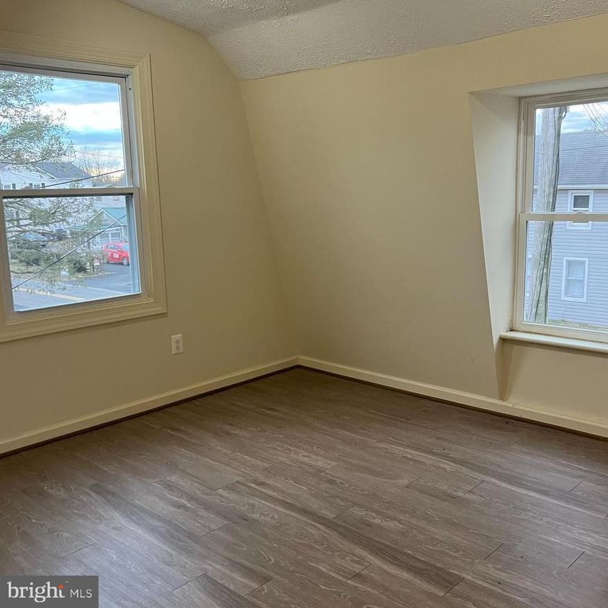 The Studios @ Benedict: Second floor walk -up, individually climate controlled spacious studio/office (approx. 132 SF) with shared break room/kitchenette and restroom. Fully Furnished or Unfurnished.