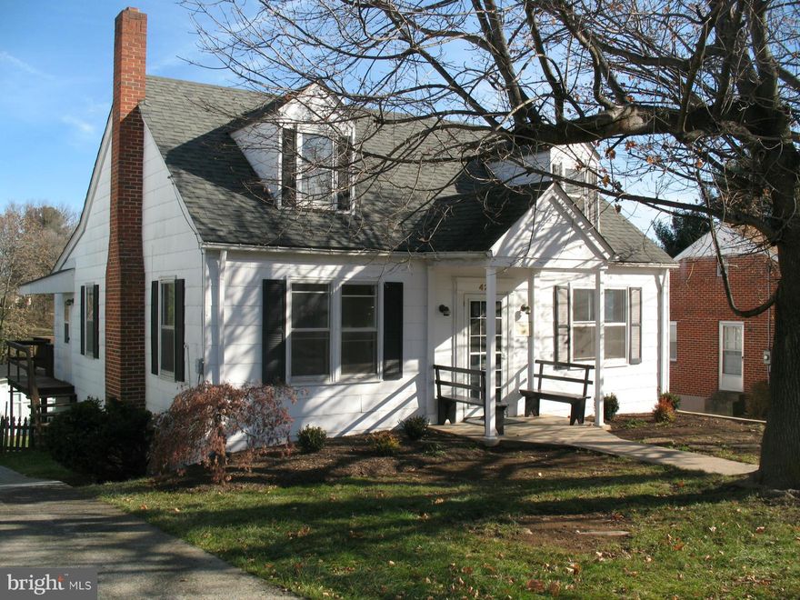 MOVE IN READY - In town near Park.  Mountain views and town views.  Extra deep lot fenced in back.  Large shop/storage building in back.  Lovely hardwood flooring throughout (just refinished).  Freshly painted.  Extra large deck with built in benches.  Main level bedroom and two spacious bedrooms upstairs - all with lots of storage.