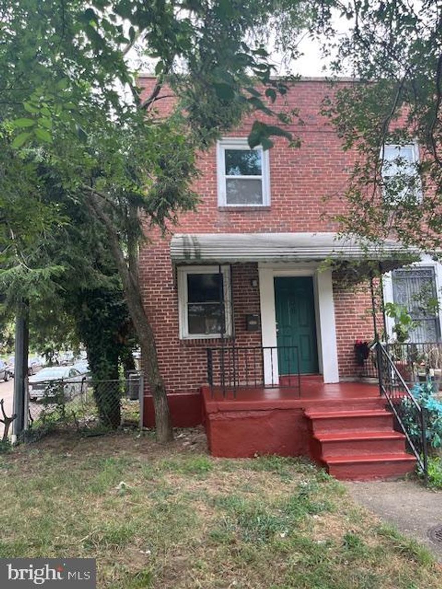 End-of-Group Single-Family Home for Rent
Charming 2-bedroom, 1-bath home featuring hardwood floors, a finished basement, and a private backyard with parking. Conveniently located and move-in ready!

Rent: $1,395/month
Requirements:

No pets

Income must be 3x the monthly rent

Clean rental history