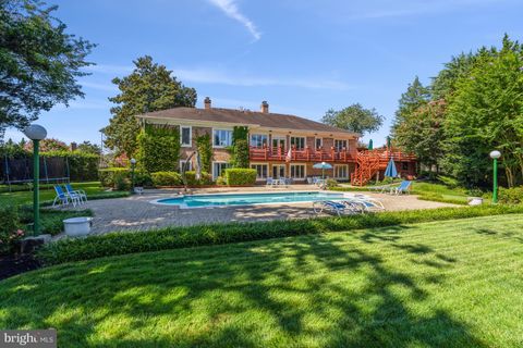 Photo of 1209 Aldebaran Drive, MCLEAN, VA 22101 (MLS # VAFX2273350)