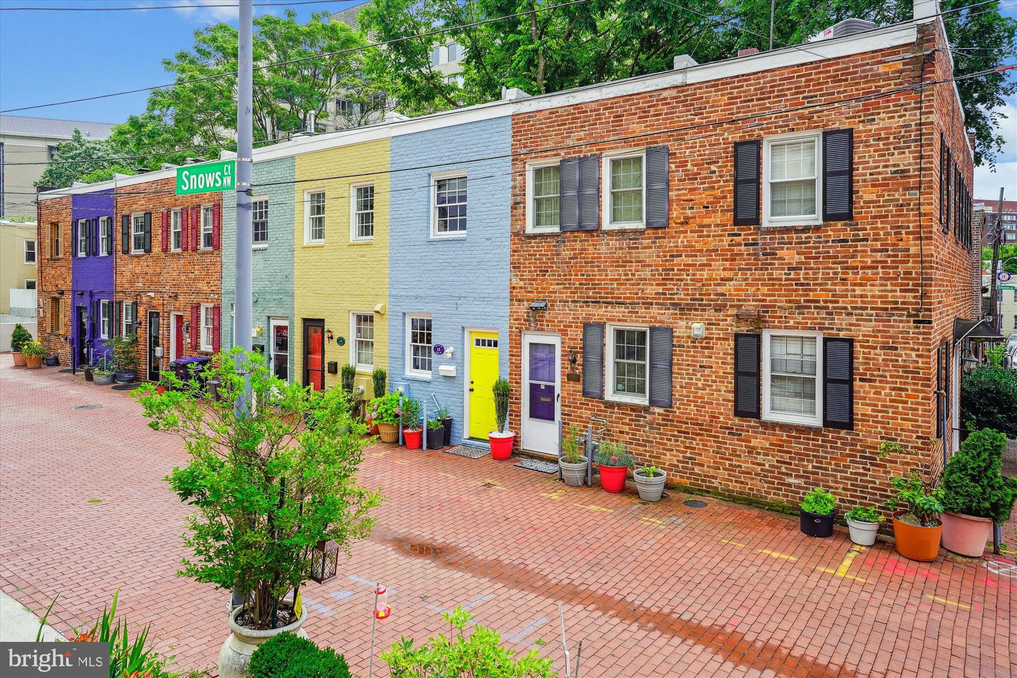 12 SNOWS COURT NW