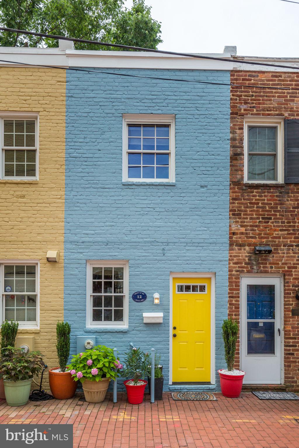 12 SNOWS COURT NW