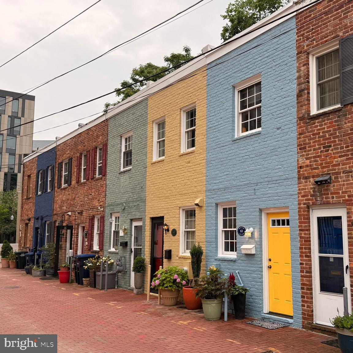12 SNOWS COURT NW