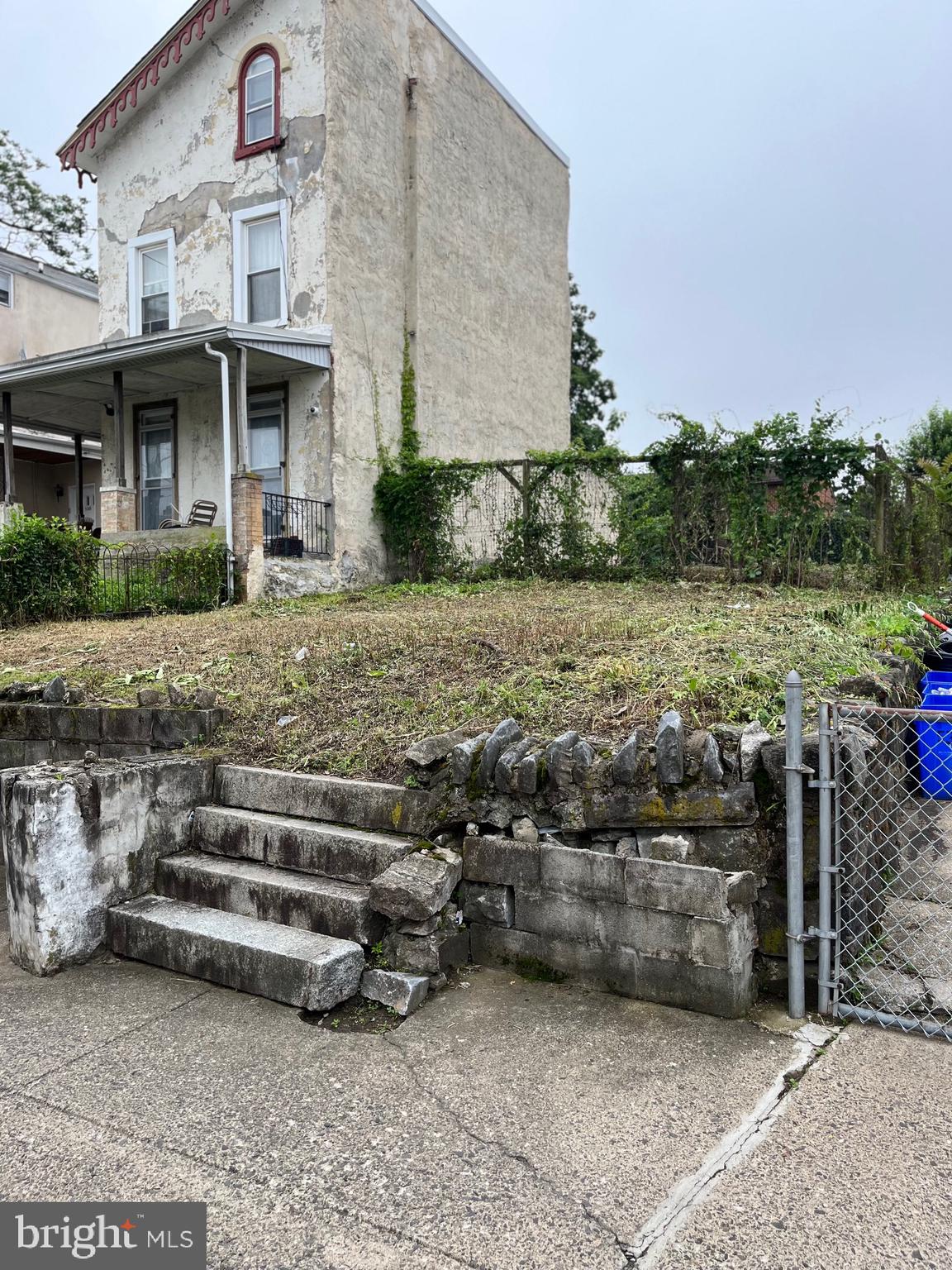 Main image without alt text