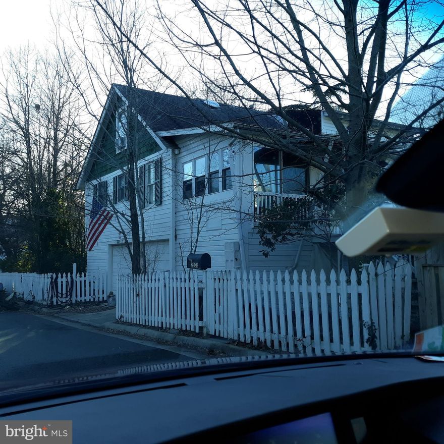 TEARDOWN!!  DO NOT GO ON THE PROPERTY!!!  THIS IS A TEARDOWN!!!     Investors and Builders - call LA for more details regarding possible splitting the lot and other concerns.