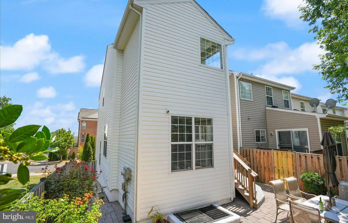 Lorton, Virginia 22079, United States, 3 Bedrooms Bedrooms, ,4 BathroomsBathrooms,Residential,Pending,203503