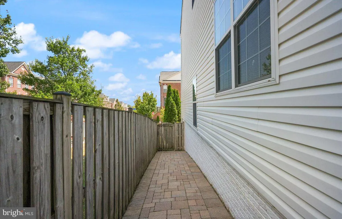 Lorton, Virginia 22079, United States, 3 Bedrooms Bedrooms, ,4 BathroomsBathrooms,Residential,Pending,203503