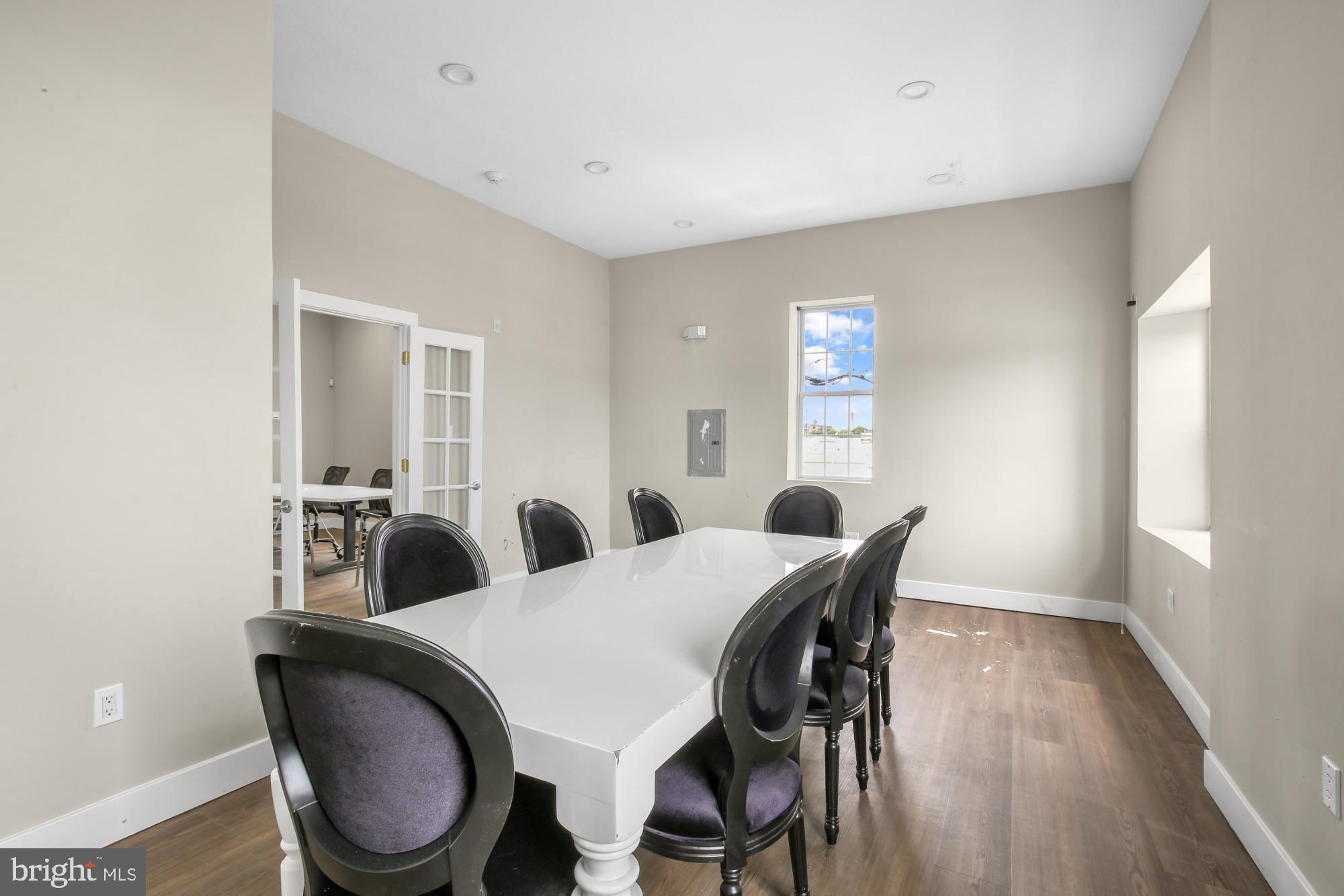 PORT RICHMOND - Commercial Sale