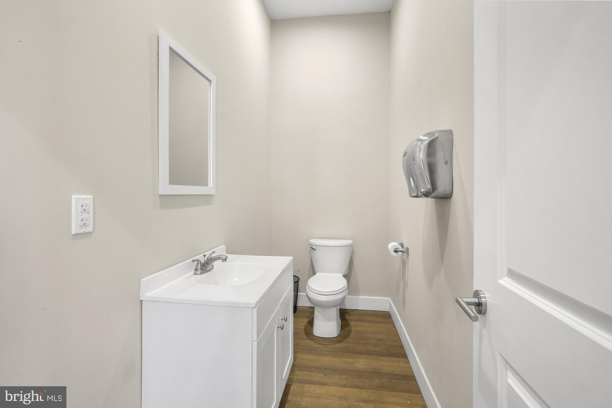 PORT RICHMOND - Commercial Sale