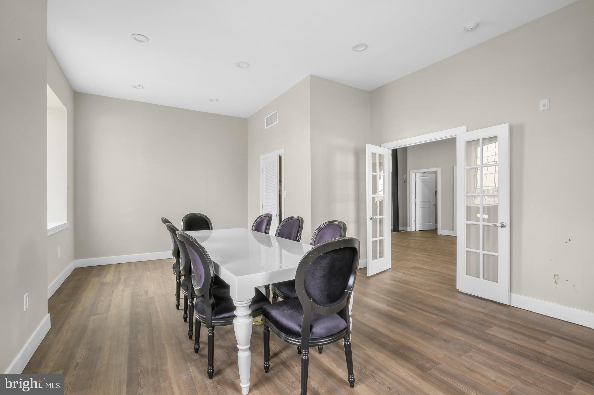 PORT RICHMOND - Commercial Sale