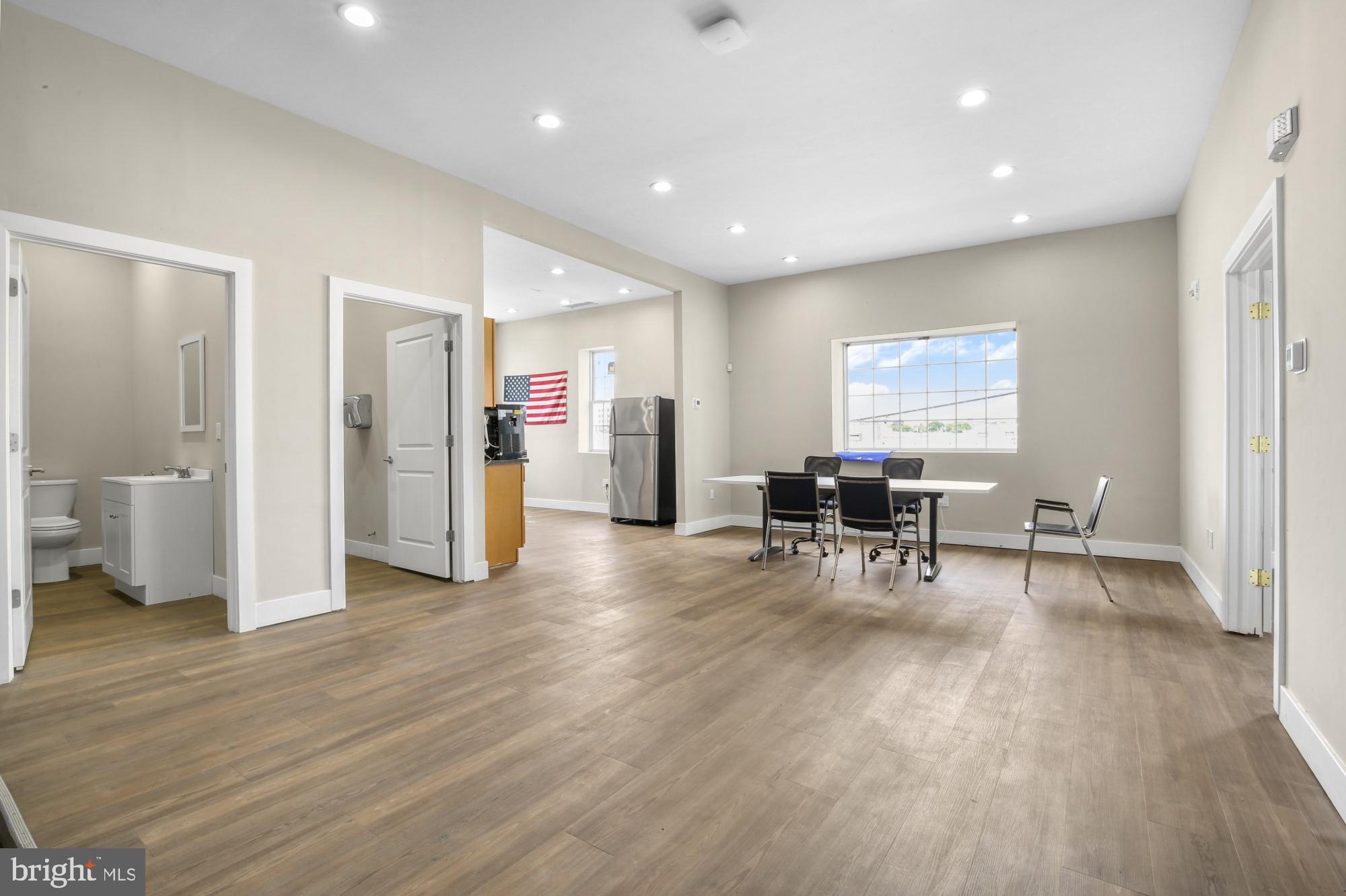 PORT RICHMOND - Commercial Sale