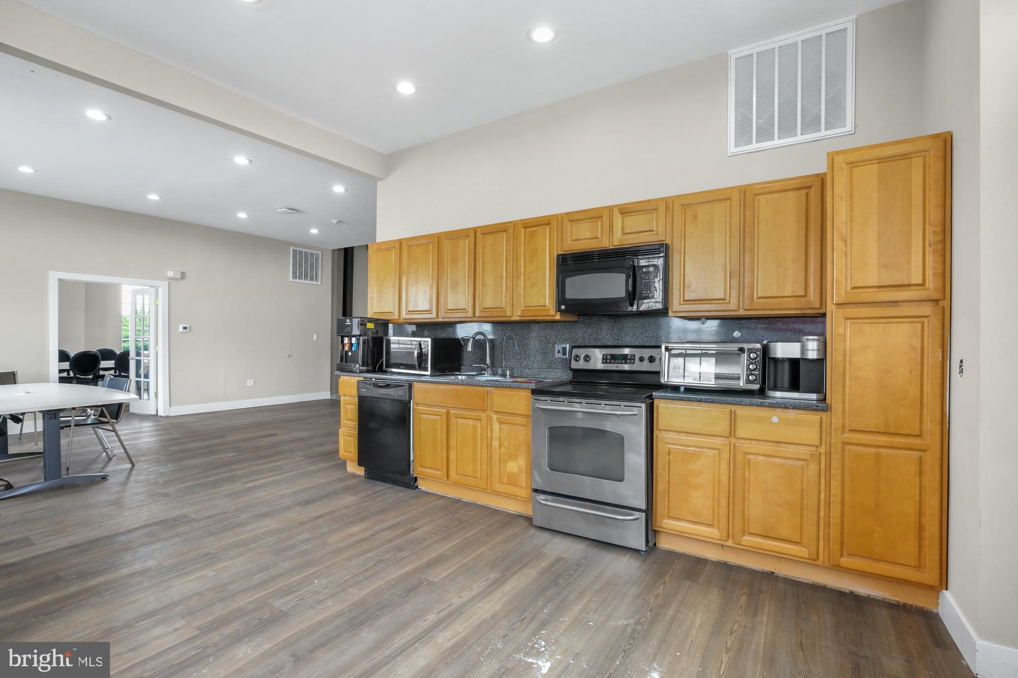 PORT RICHMOND - Commercial Sale