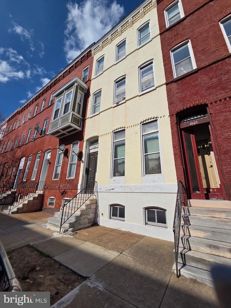 Great opportunity for INVESTORS.  5-6 bedroom  floor plan, can be converted to apartments.  Located in the heart of Union Square.    Showings by appointment only Wednesdays and Saturdays from 12-6 PM.