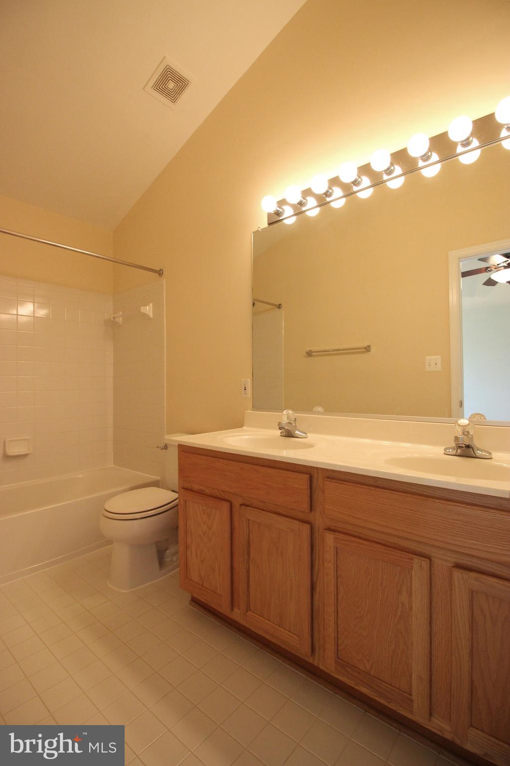 SIGNATURE AT BROADLANDS - Residential Lease