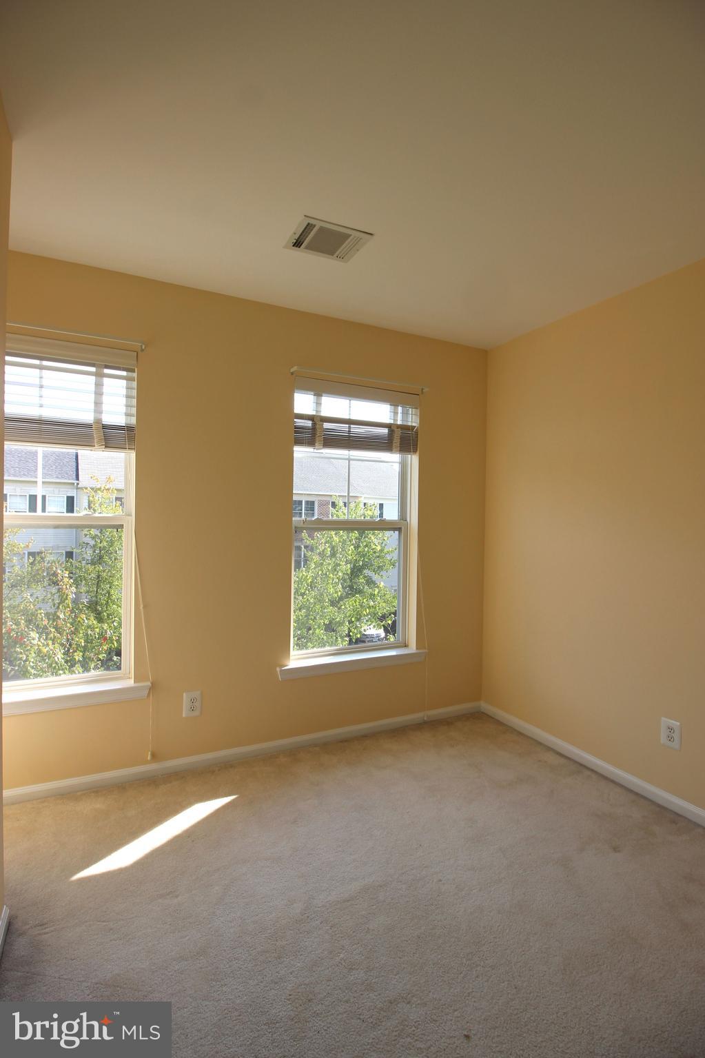 SIGNATURE AT BROADLANDS - Residential Lease