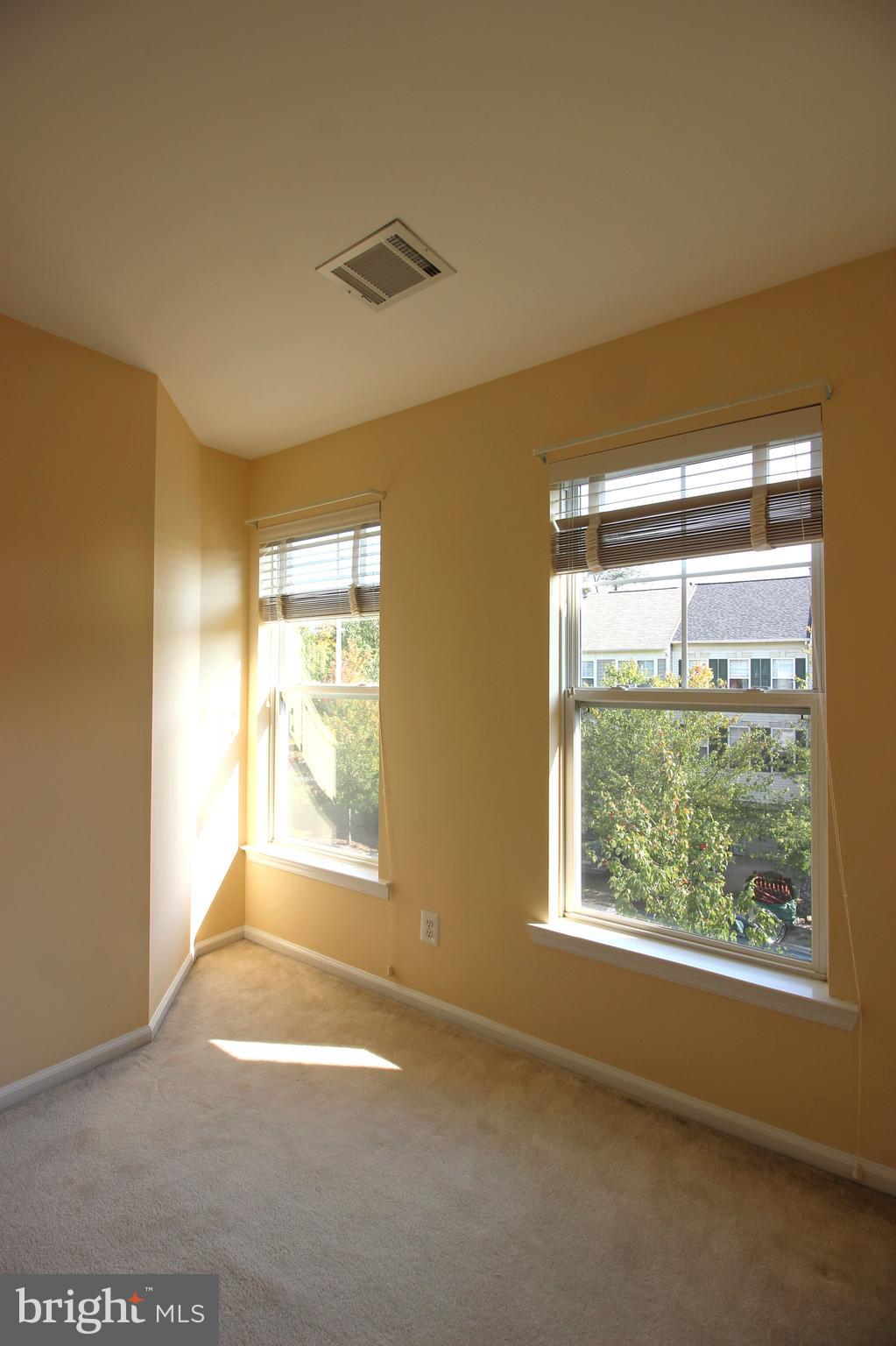 SIGNATURE AT BROADLANDS - Residential Lease