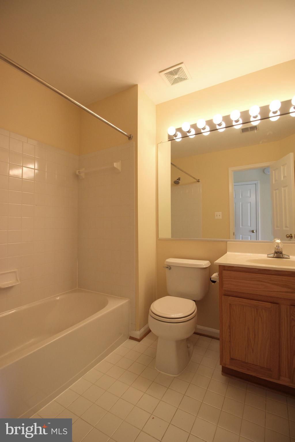 SIGNATURE AT BROADLANDS - Residential Lease