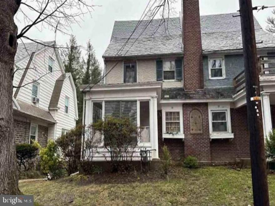 Built in 1926 and located in the Gladstone Manor neighborhood, this attached townhome offers approximately 1536 finished square feet, four bedrooms and one full bath, fireplace, full basement and detached one car garage. This home sits on an approximate 3049 sqft lot.