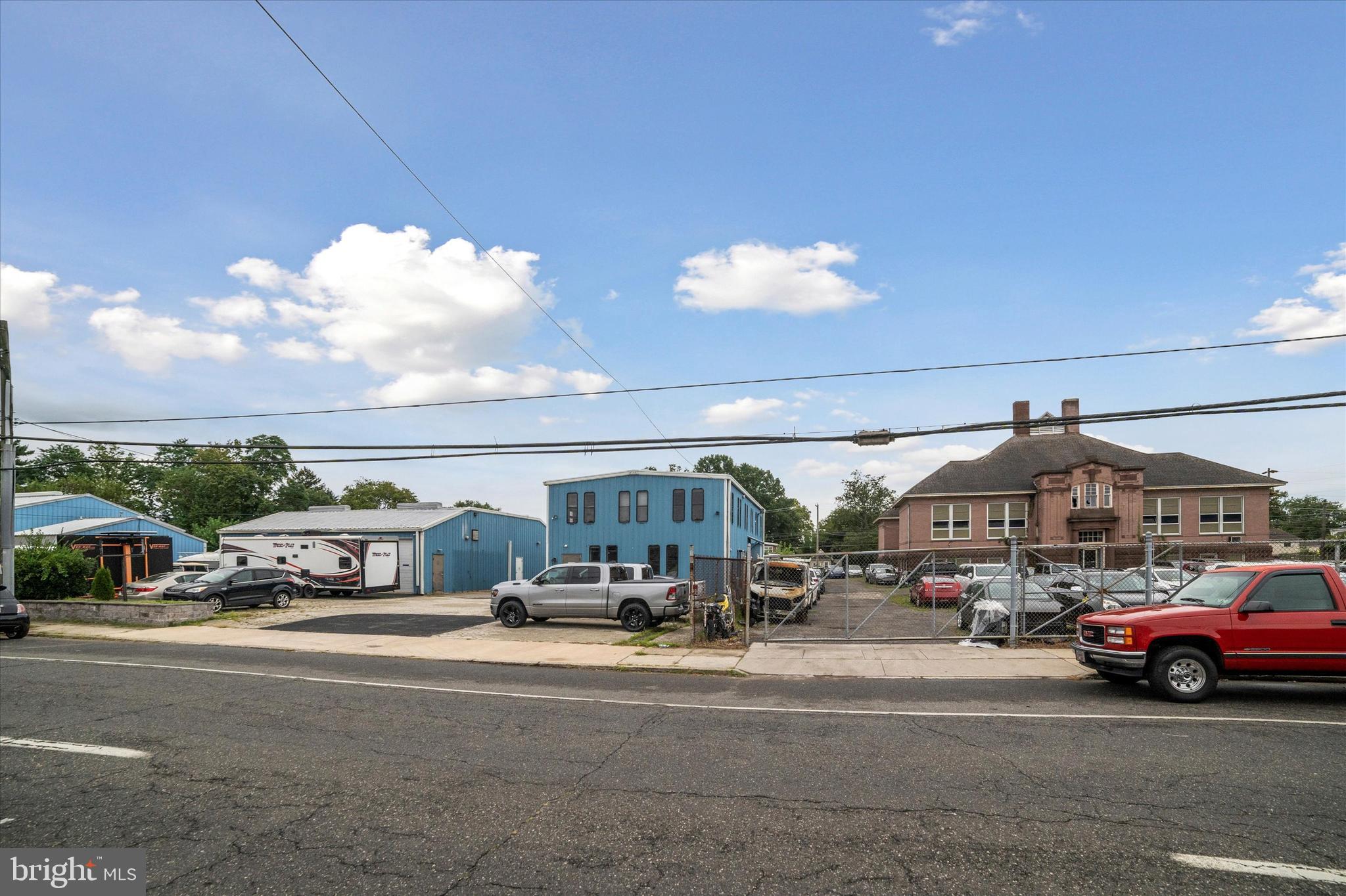 Main image without alt text