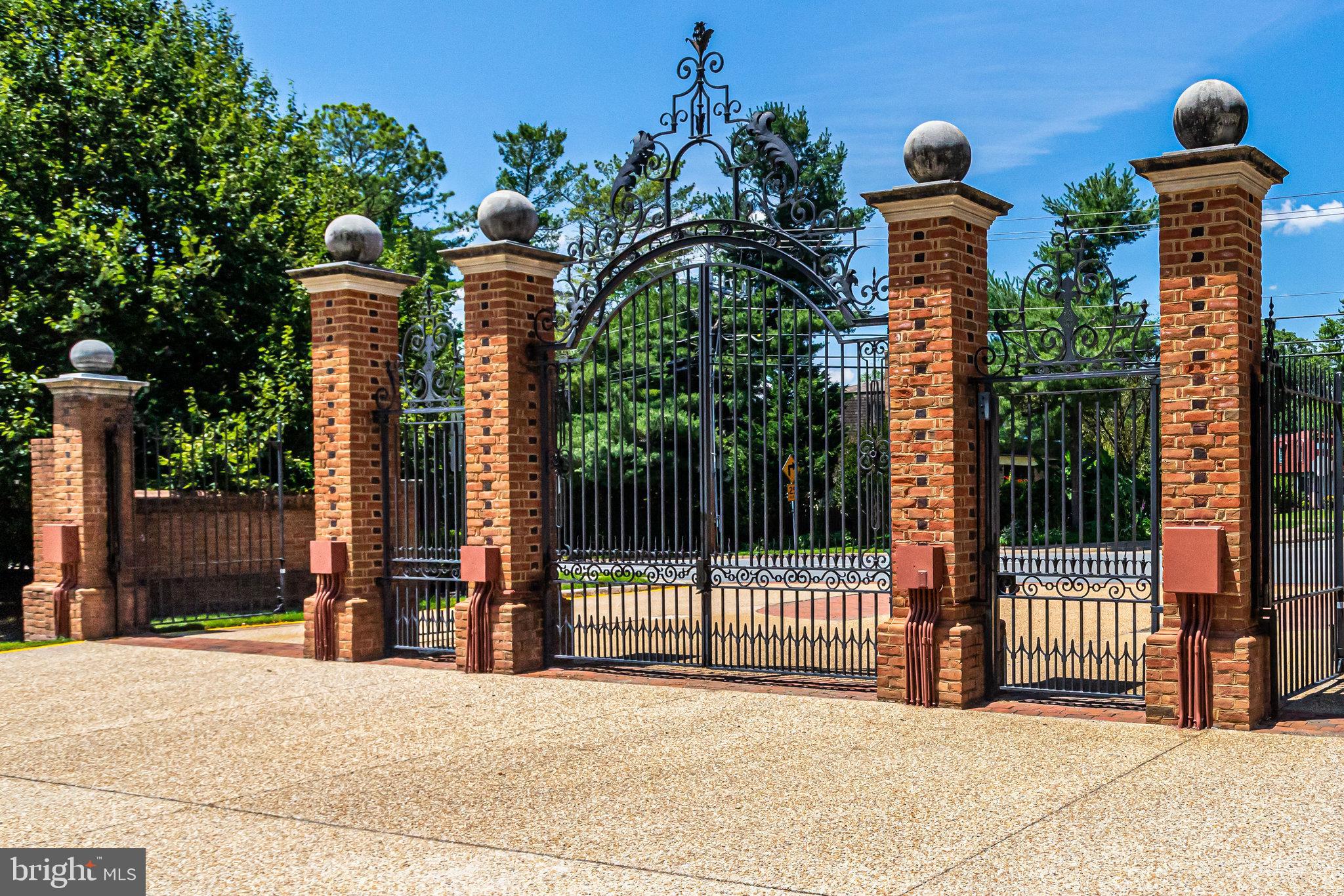 WILLIAMSBURG COMMONS - Residential