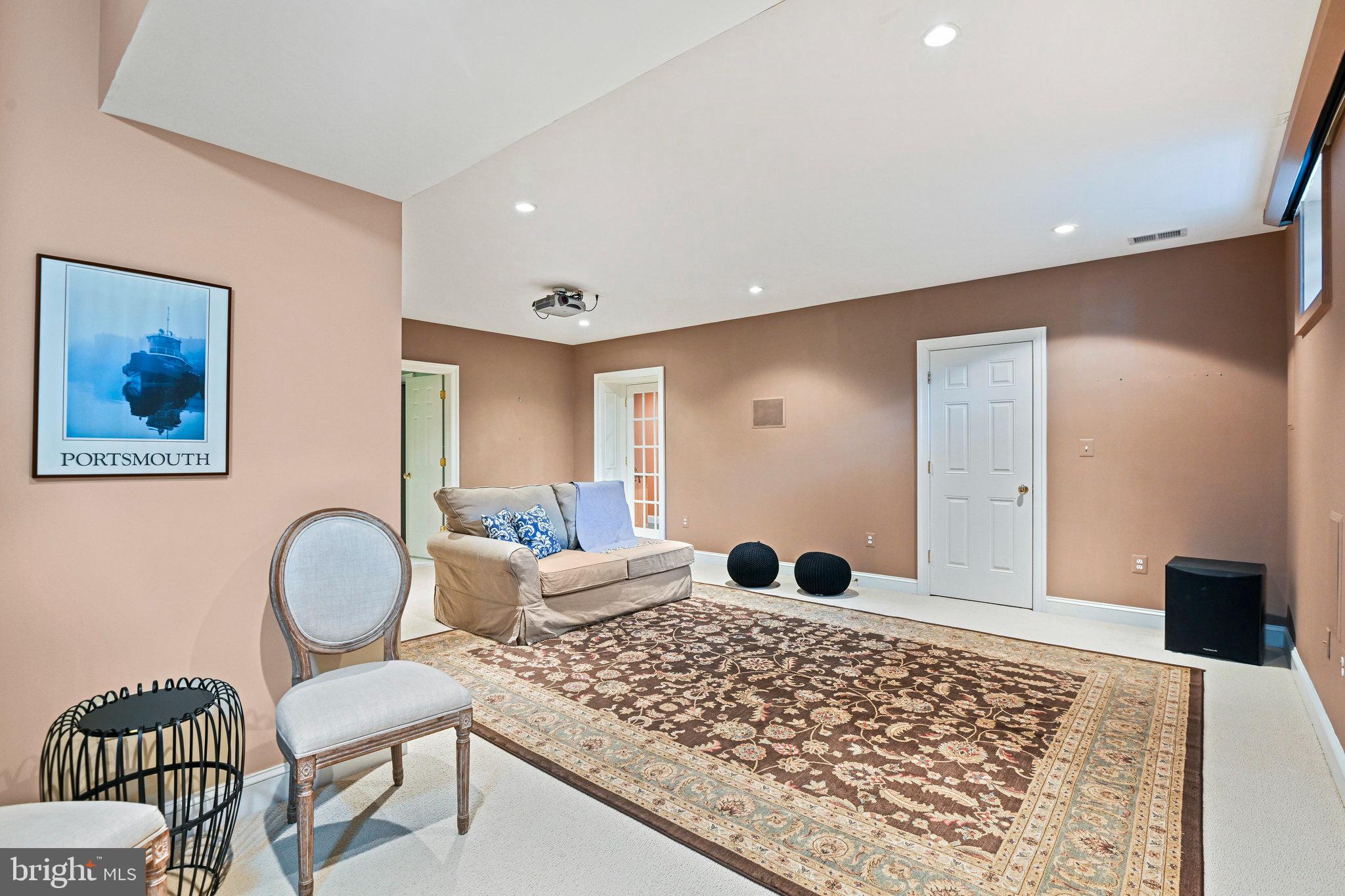 WILLIAMSBURG COMMONS - Residential