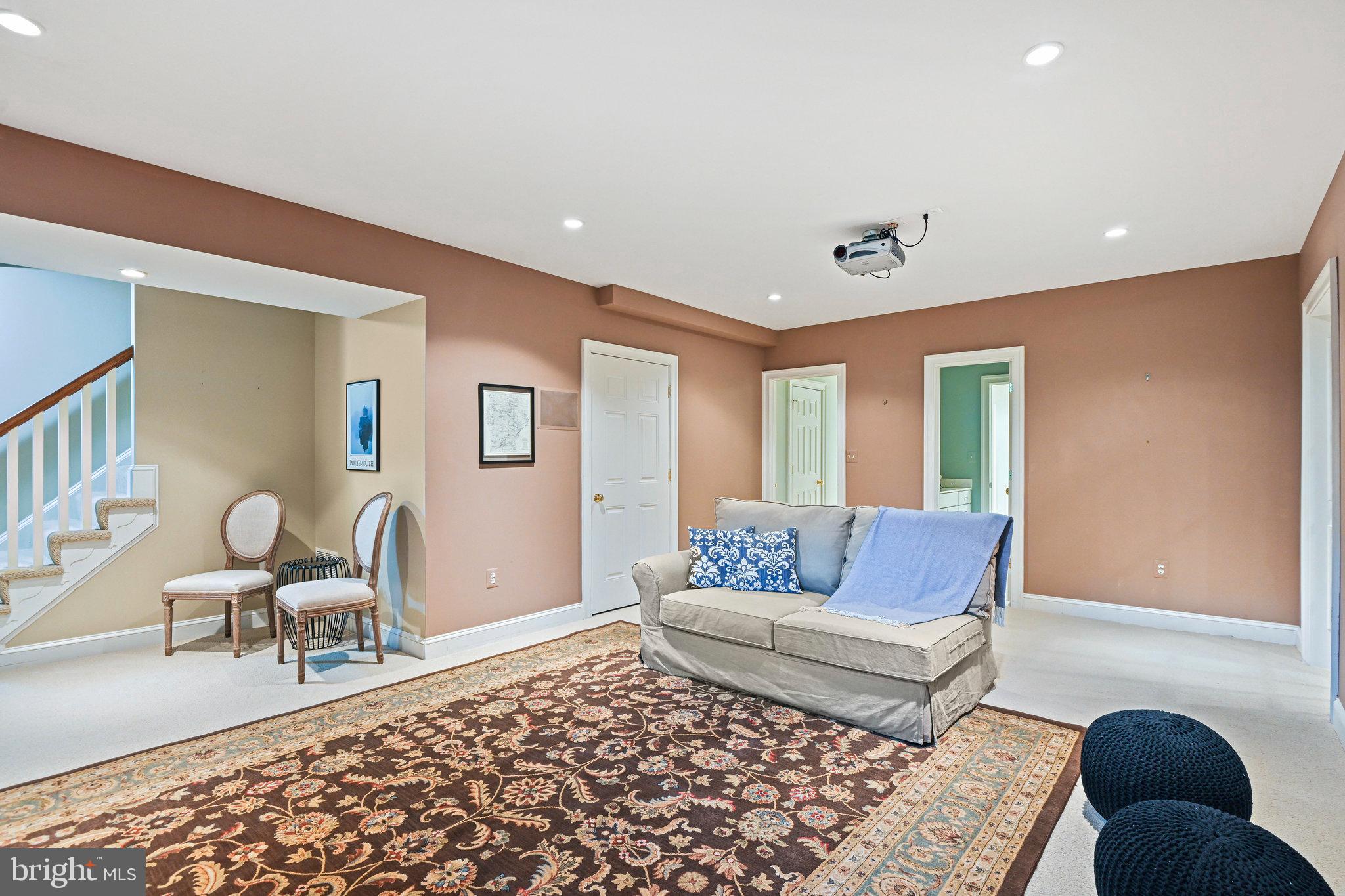 WILLIAMSBURG COMMONS - Residential