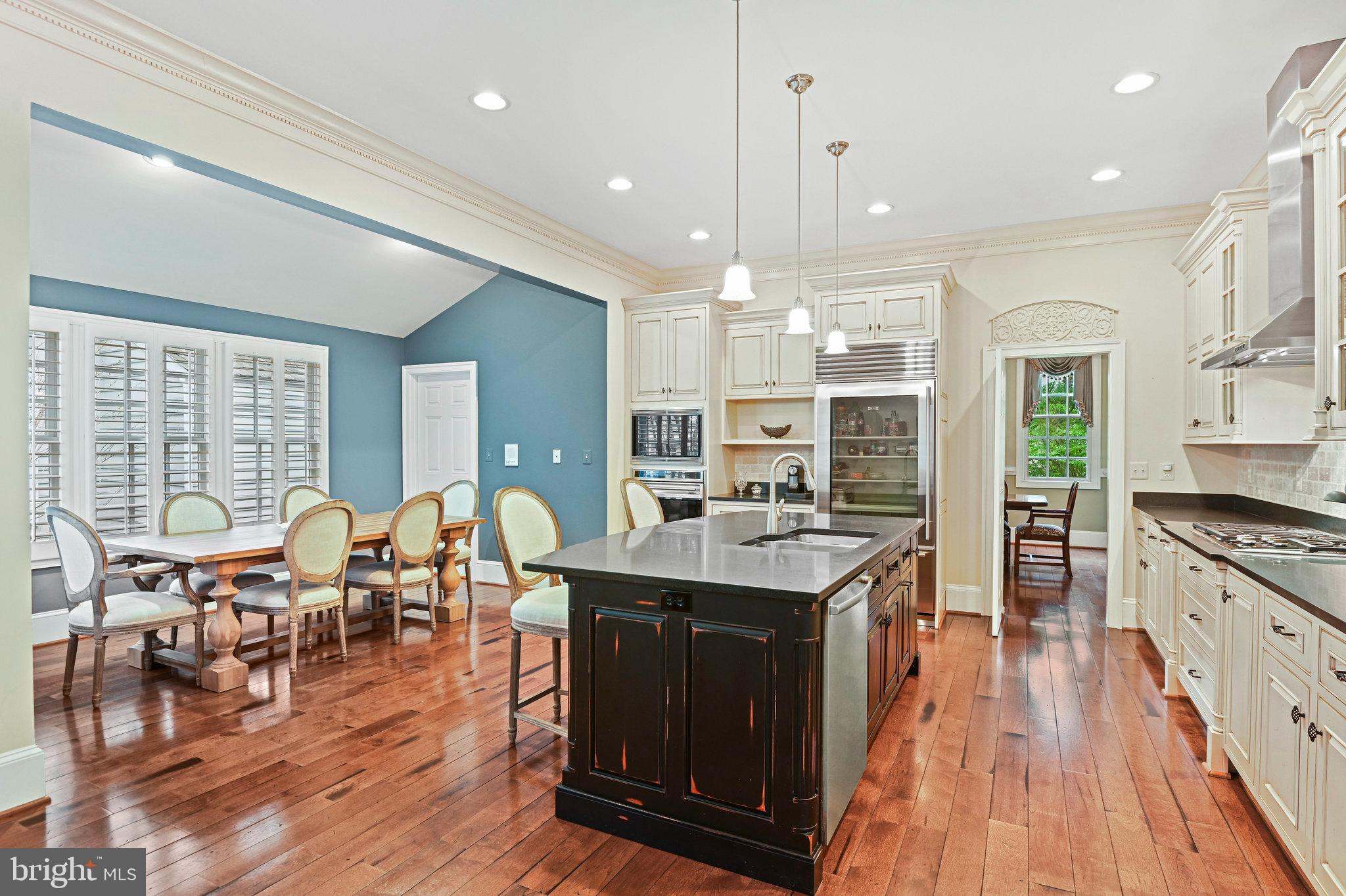 WILLIAMSBURG COMMONS - Residential