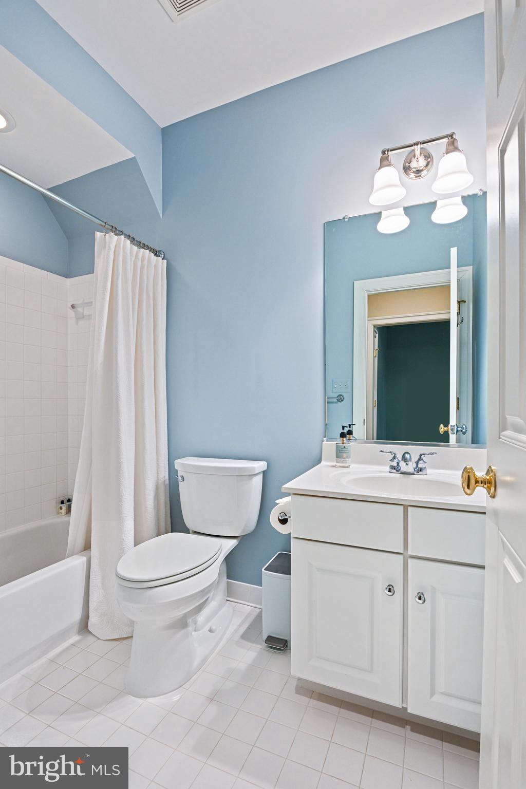 WILLIAMSBURG COMMONS - Residential