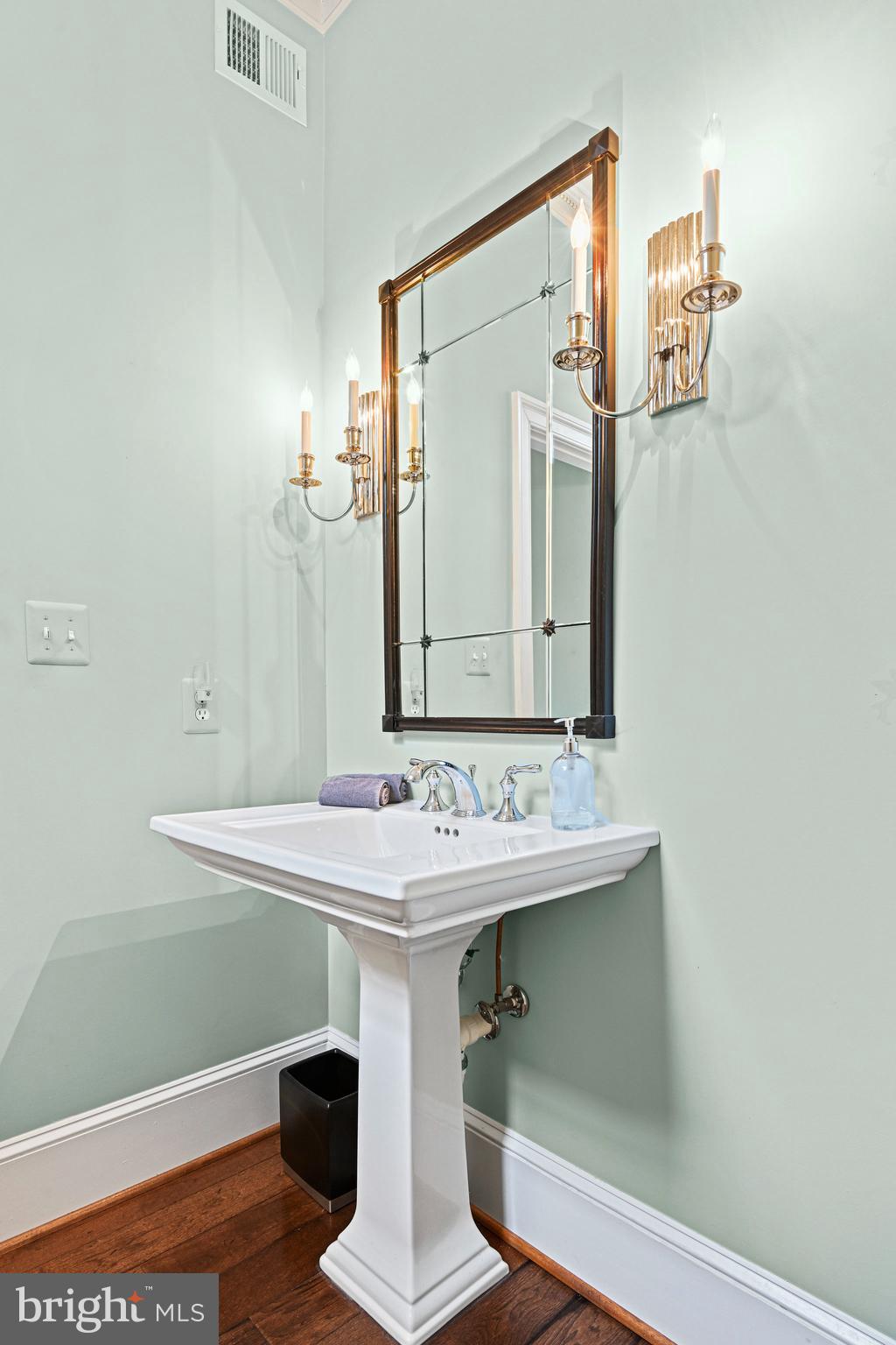 WILLIAMSBURG COMMONS - Residential