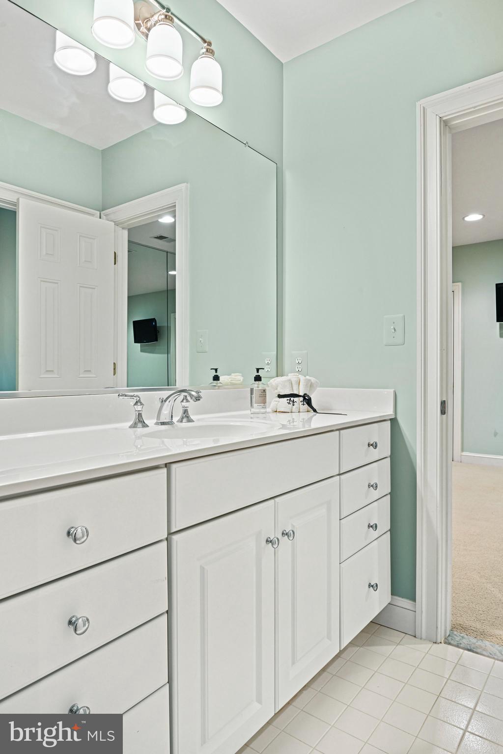 WILLIAMSBURG COMMONS - Residential