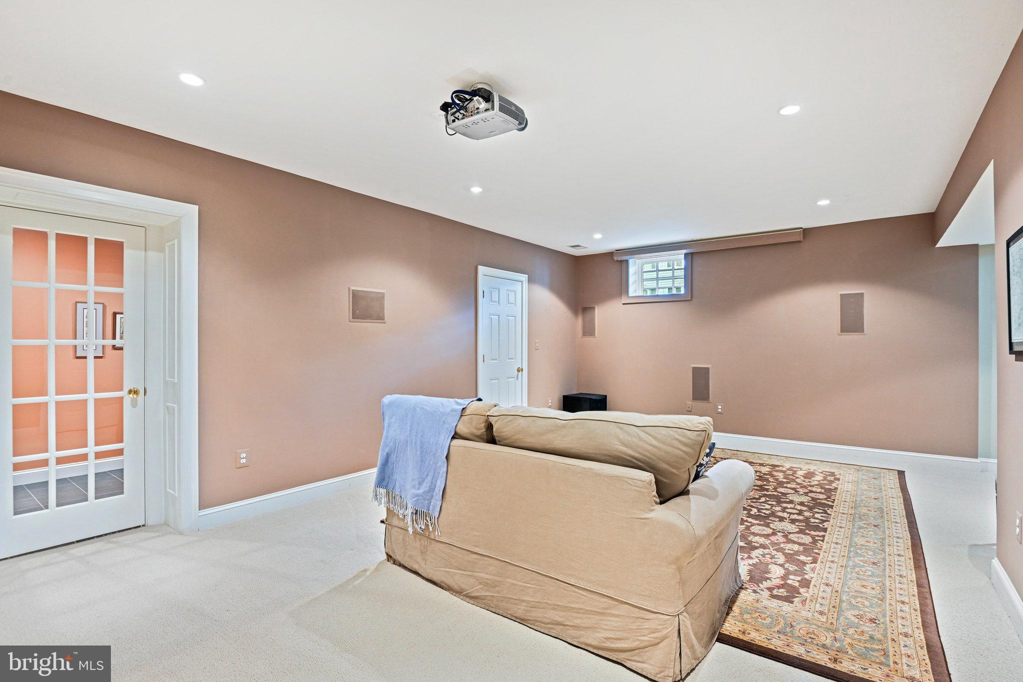 WILLIAMSBURG COMMONS - Residential