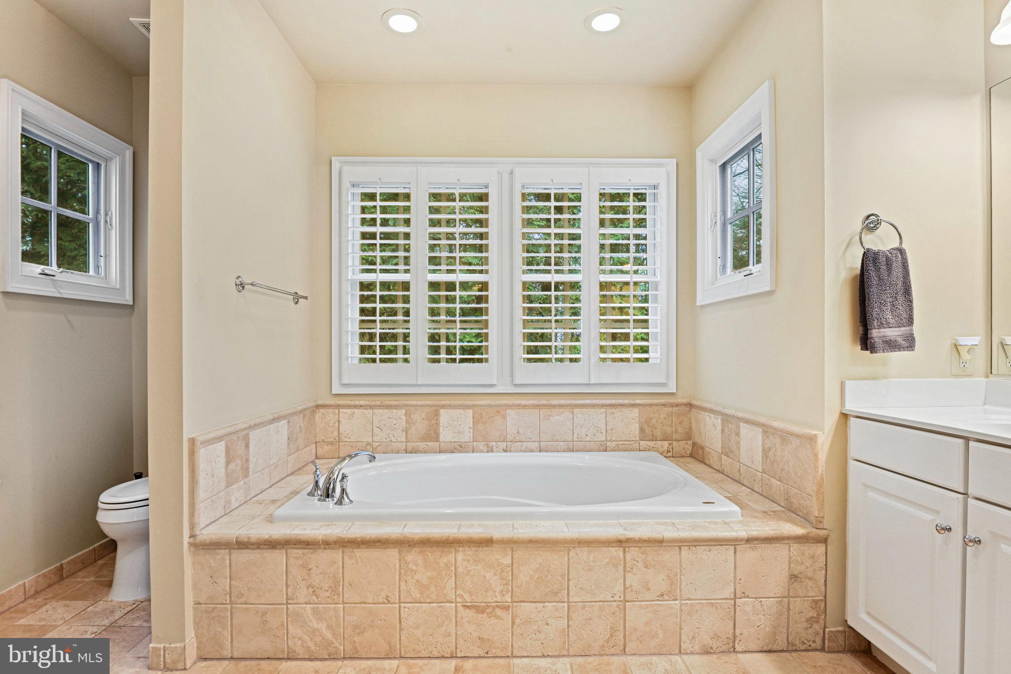 WILLIAMSBURG COMMONS - Residential