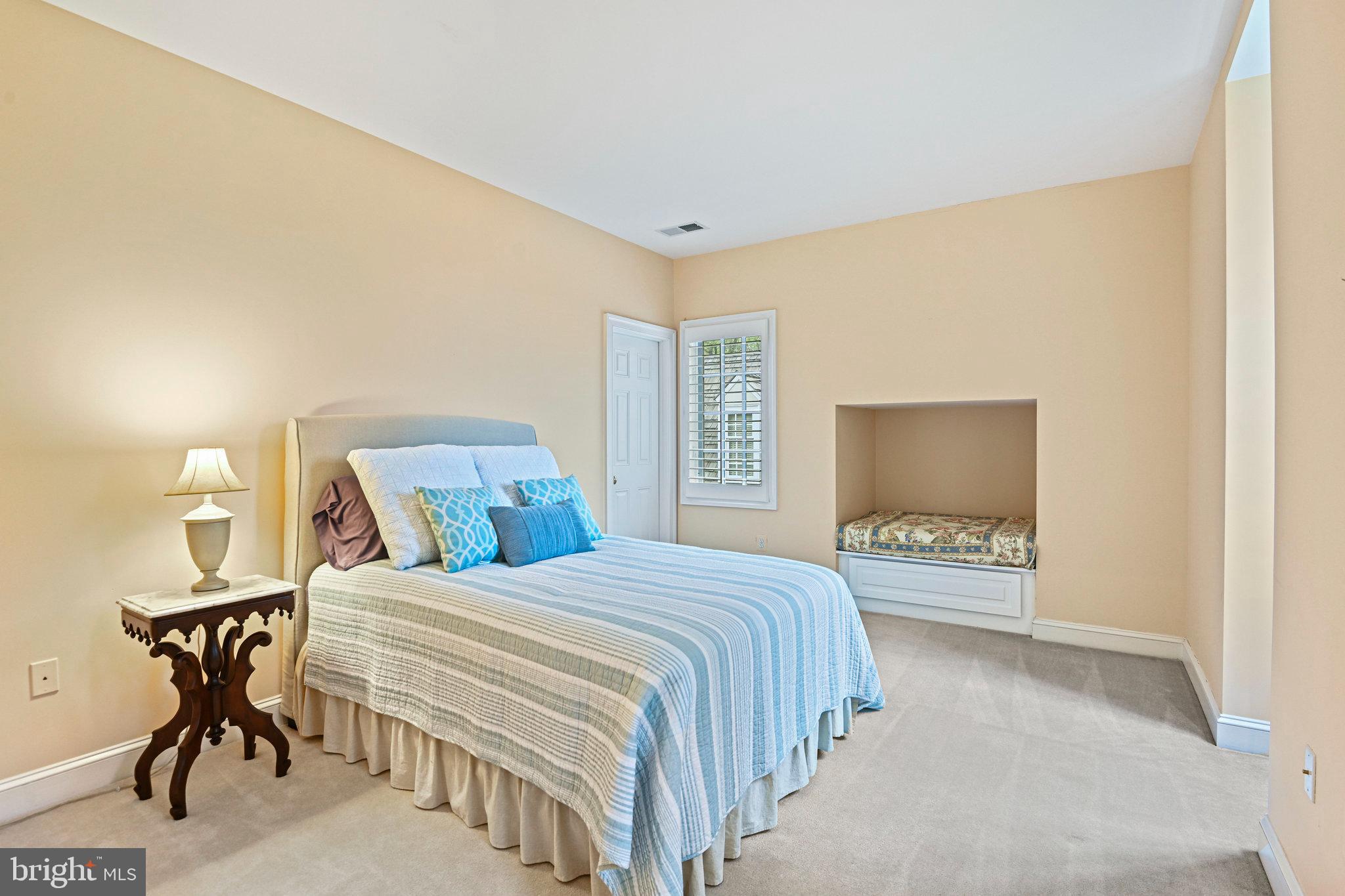 WILLIAMSBURG COMMONS - Residential