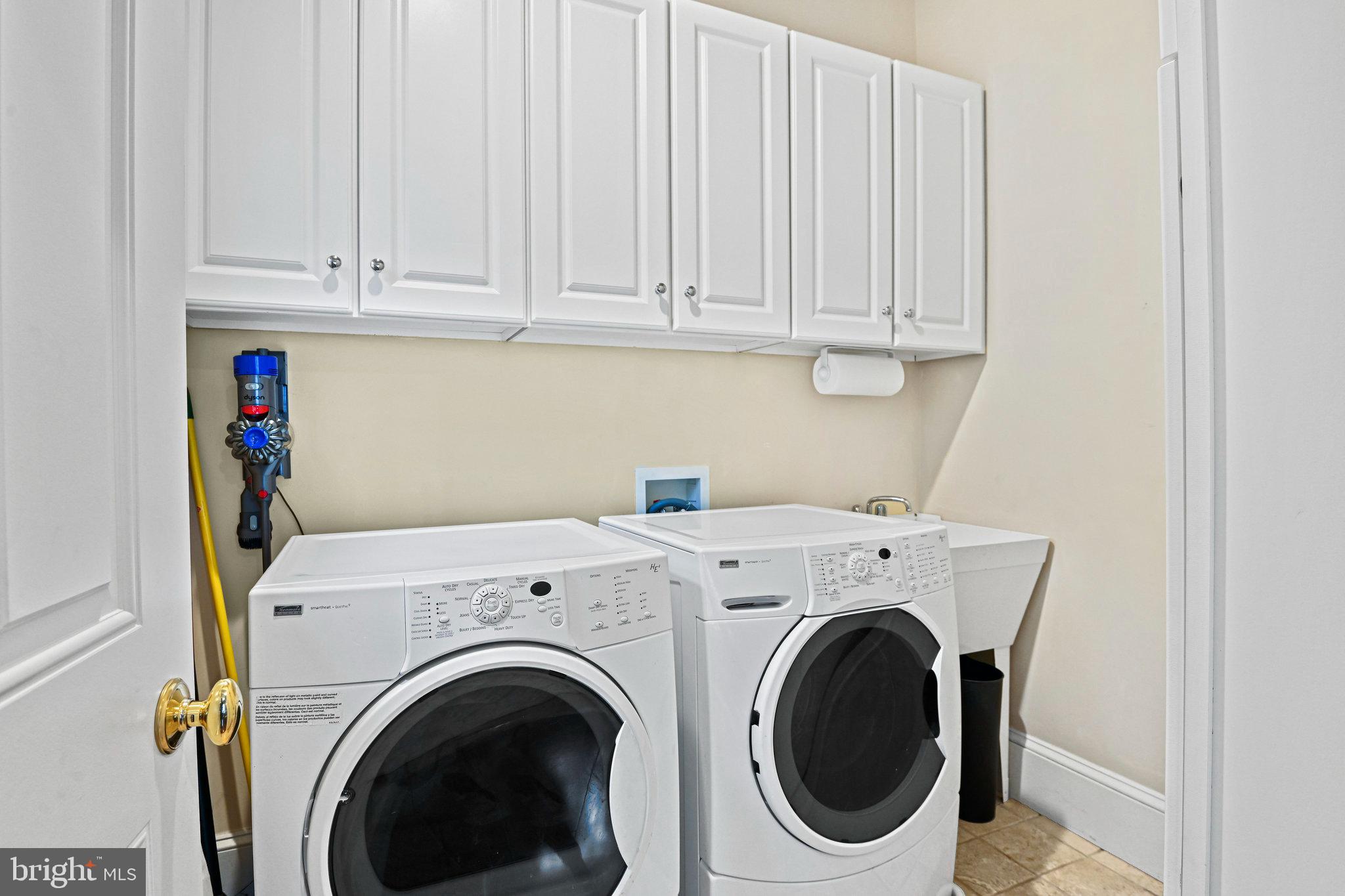 WILLIAMSBURG COMMONS - Residential