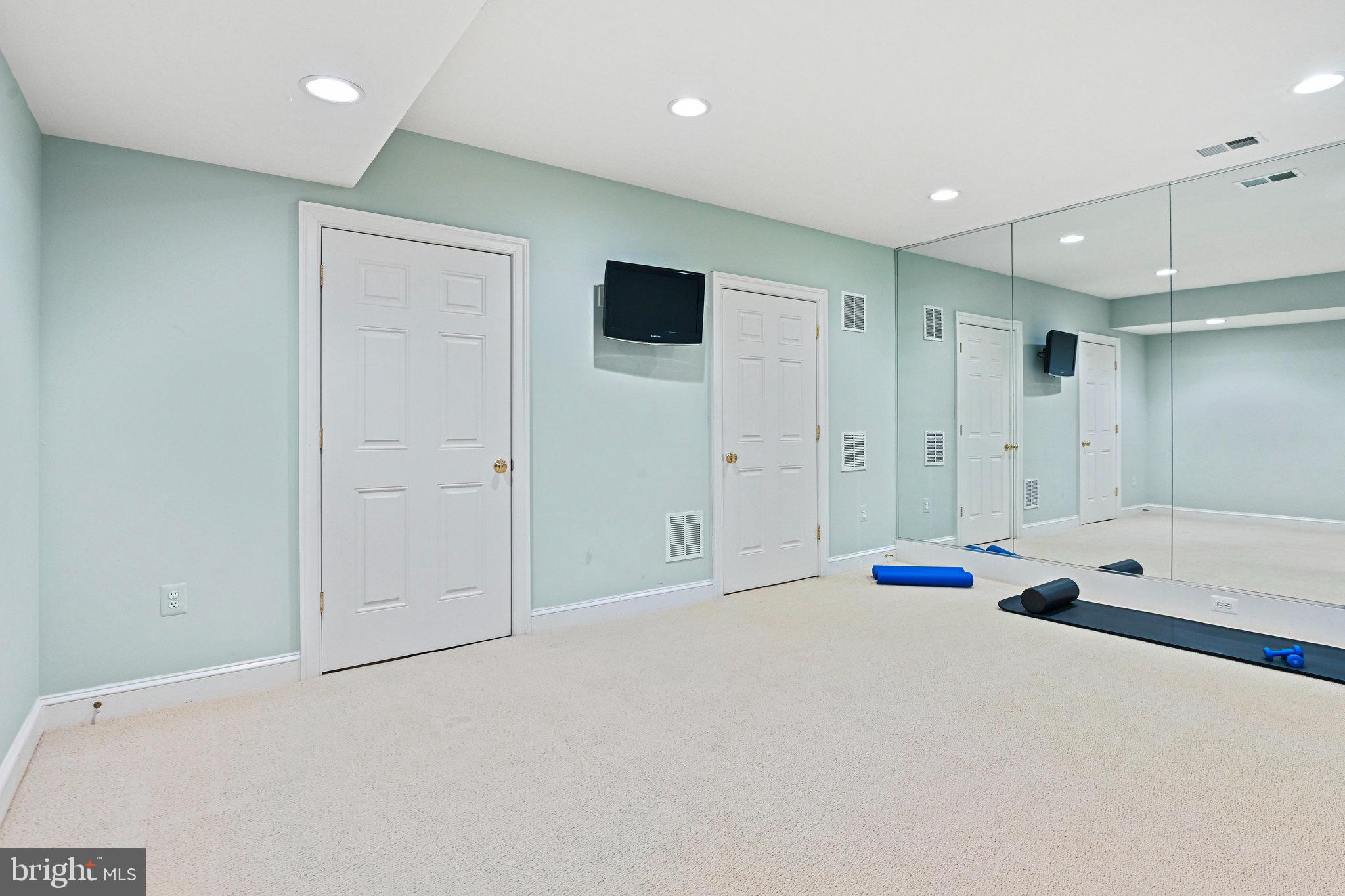 WILLIAMSBURG COMMONS - Residential