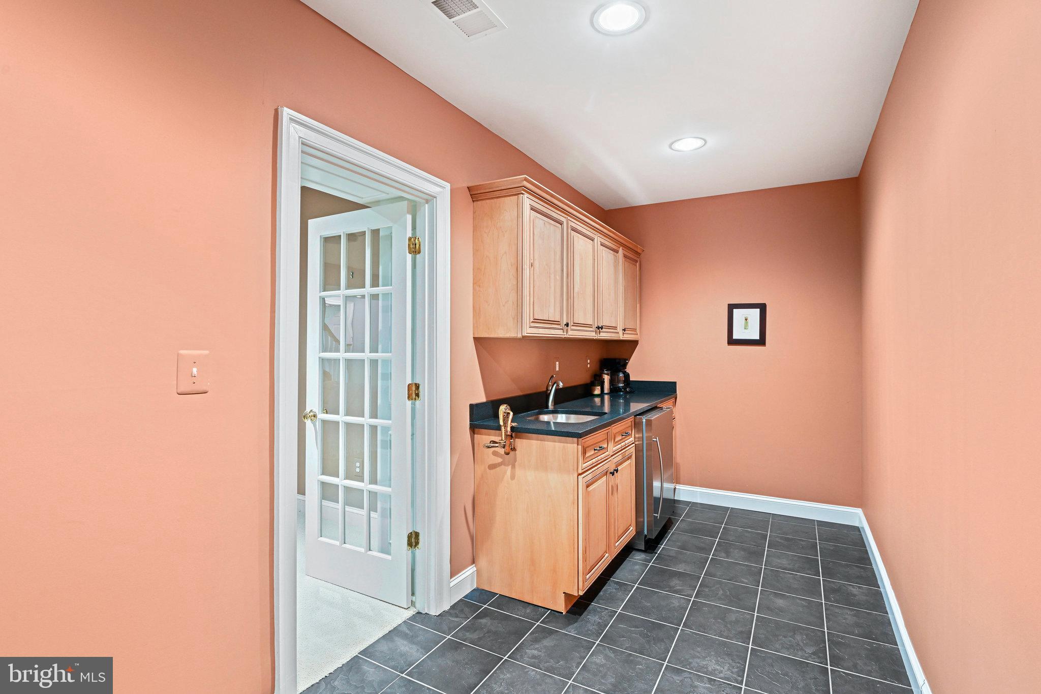 WILLIAMSBURG COMMONS - Residential