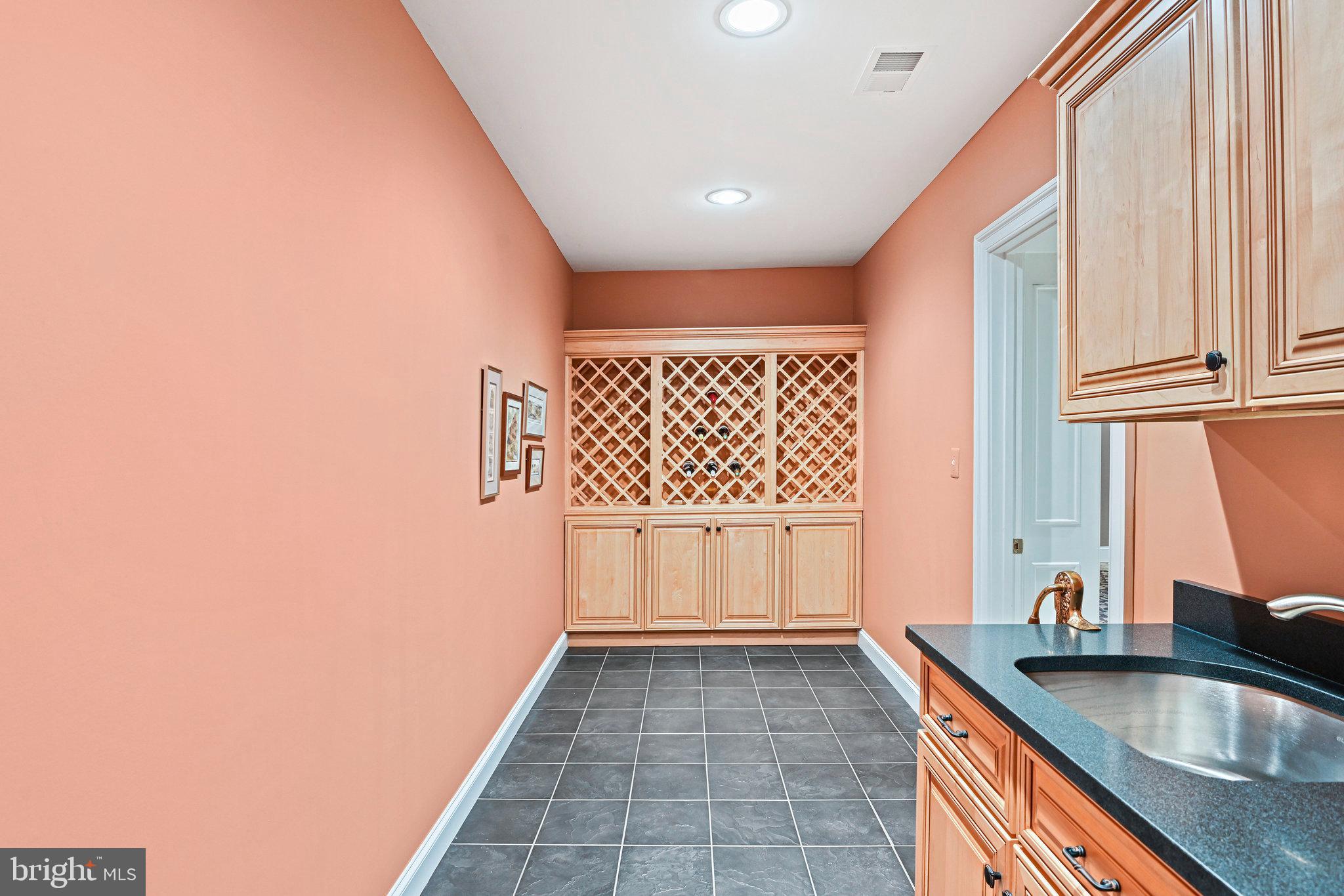 WILLIAMSBURG COMMONS - Residential