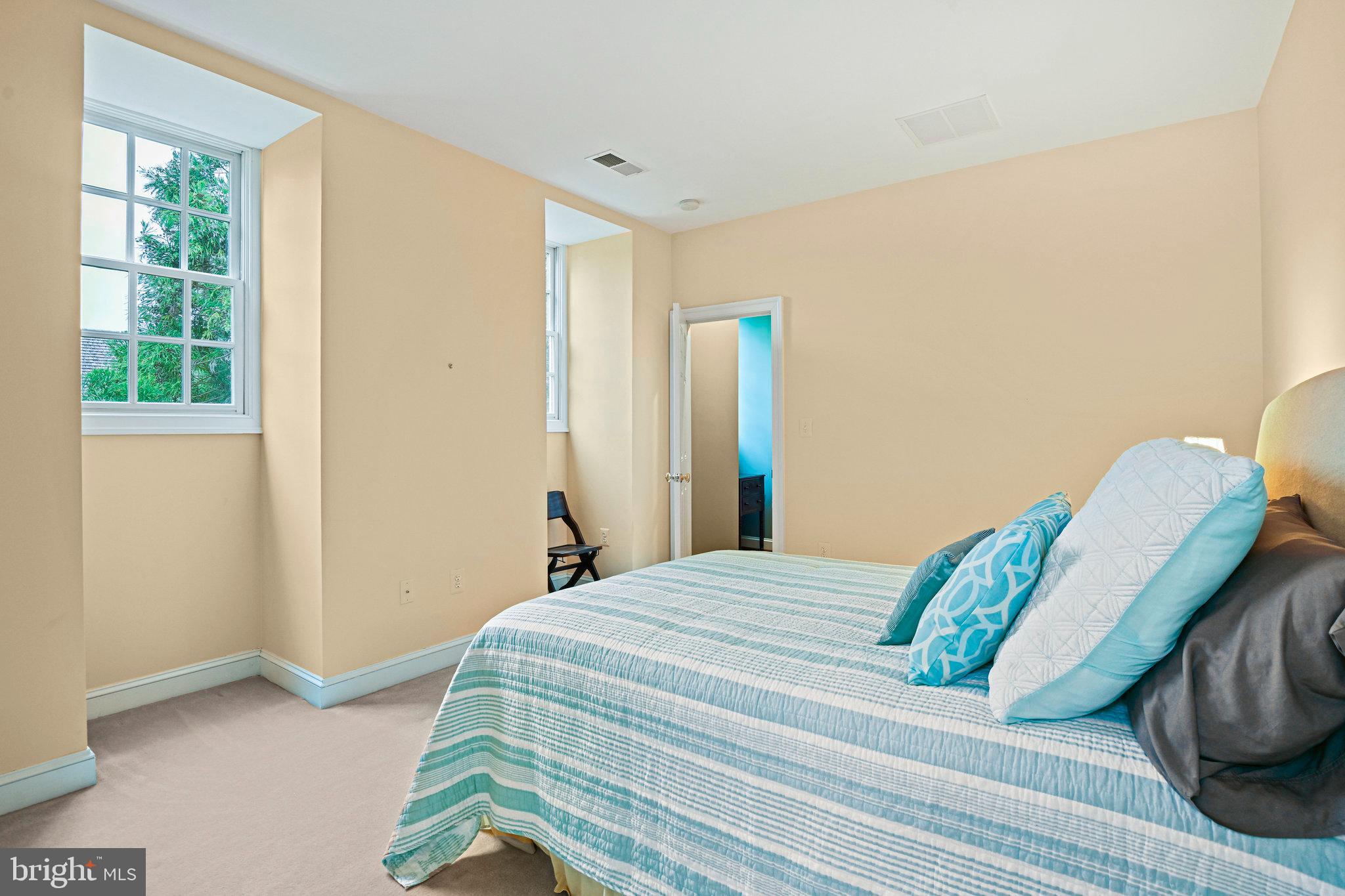 WILLIAMSBURG COMMONS - Residential