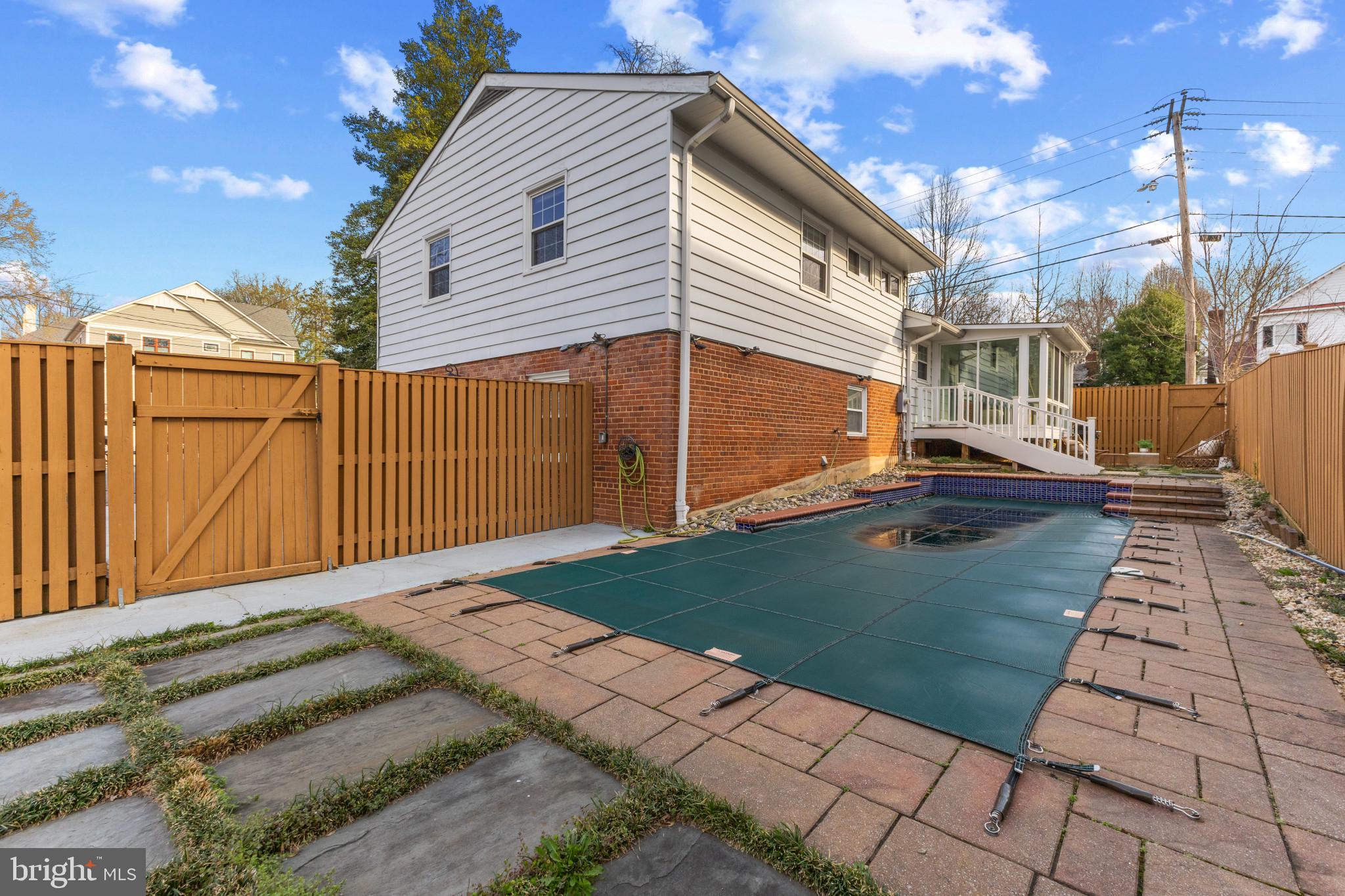 CRESCENT HILLS - Residential