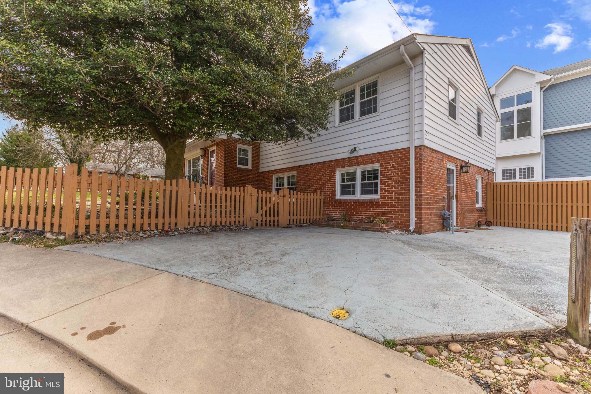 CRESCENT HILLS - Residential