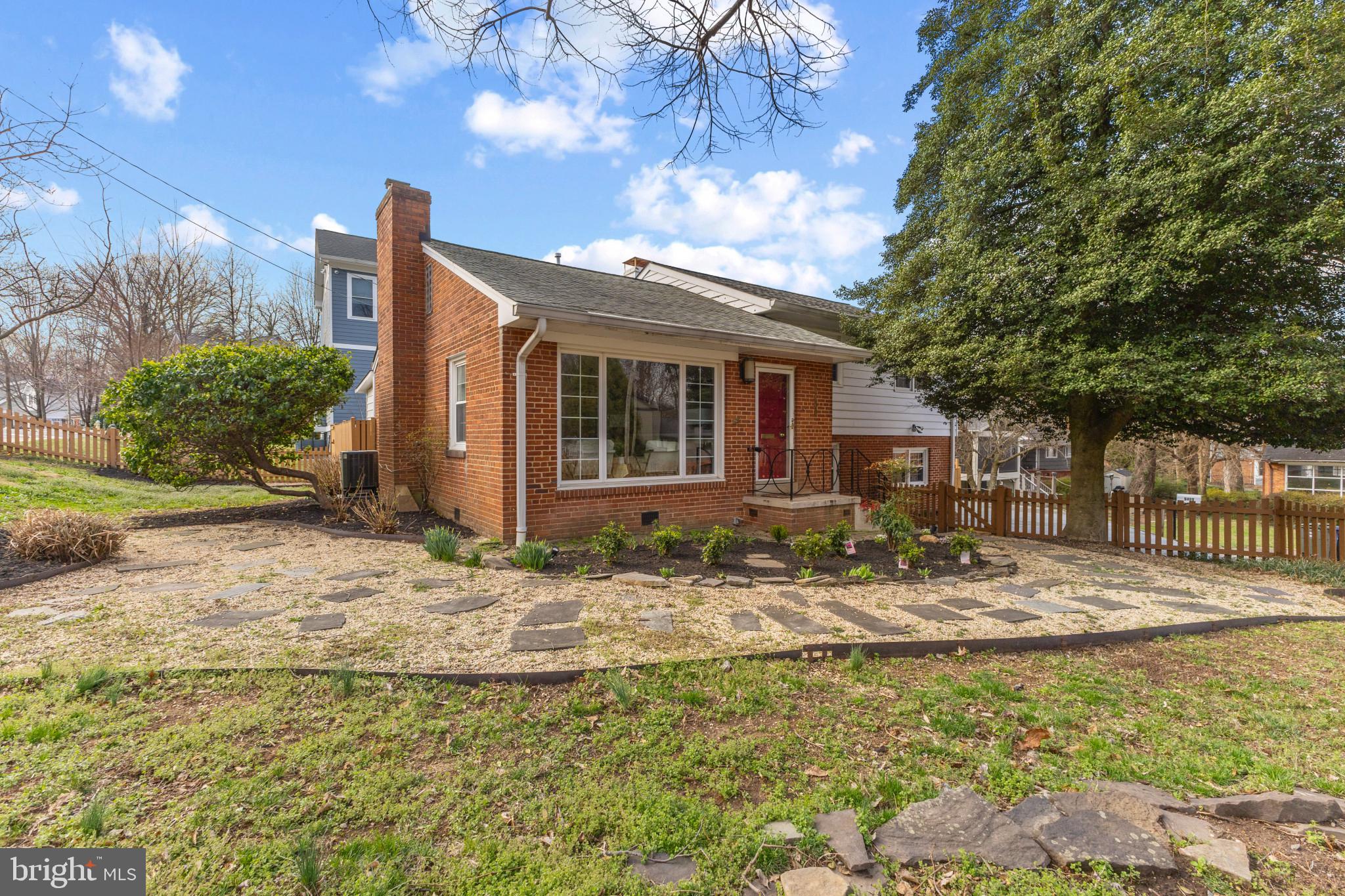 CRESCENT HILLS - Residential