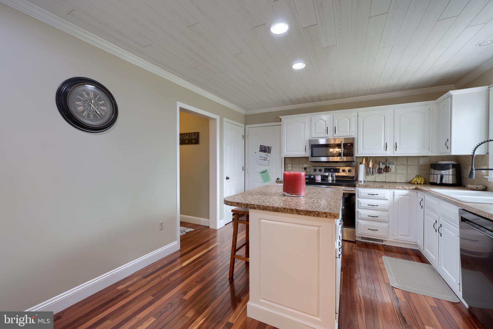 VILLAGE HOLLOW - Residential