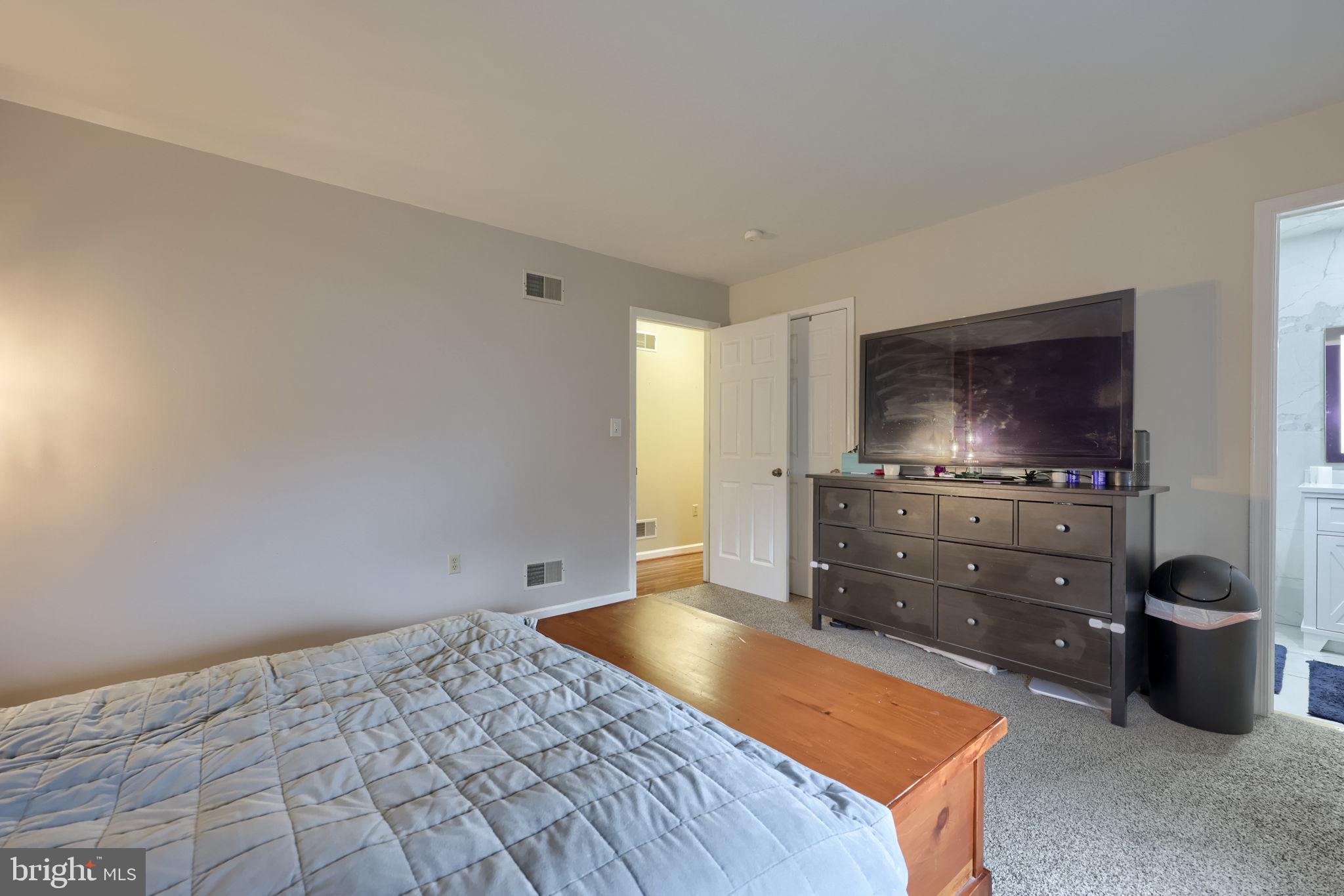 VILLAGE HOLLOW - Residential