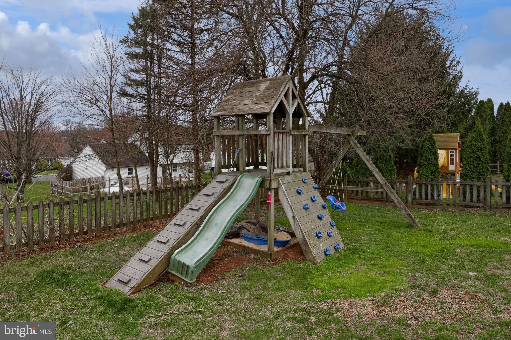 VILLAGE HOLLOW - Residential