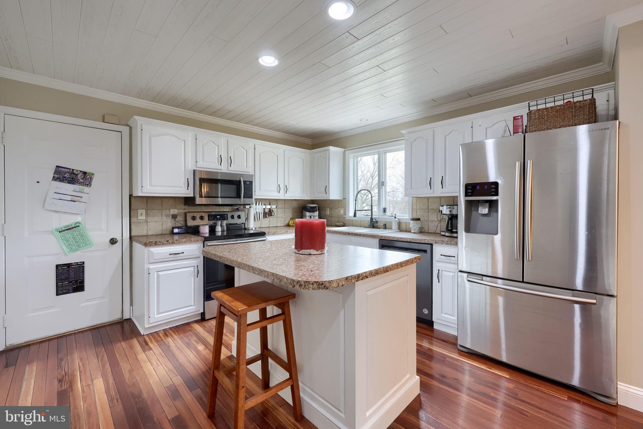 VILLAGE HOLLOW - Residential