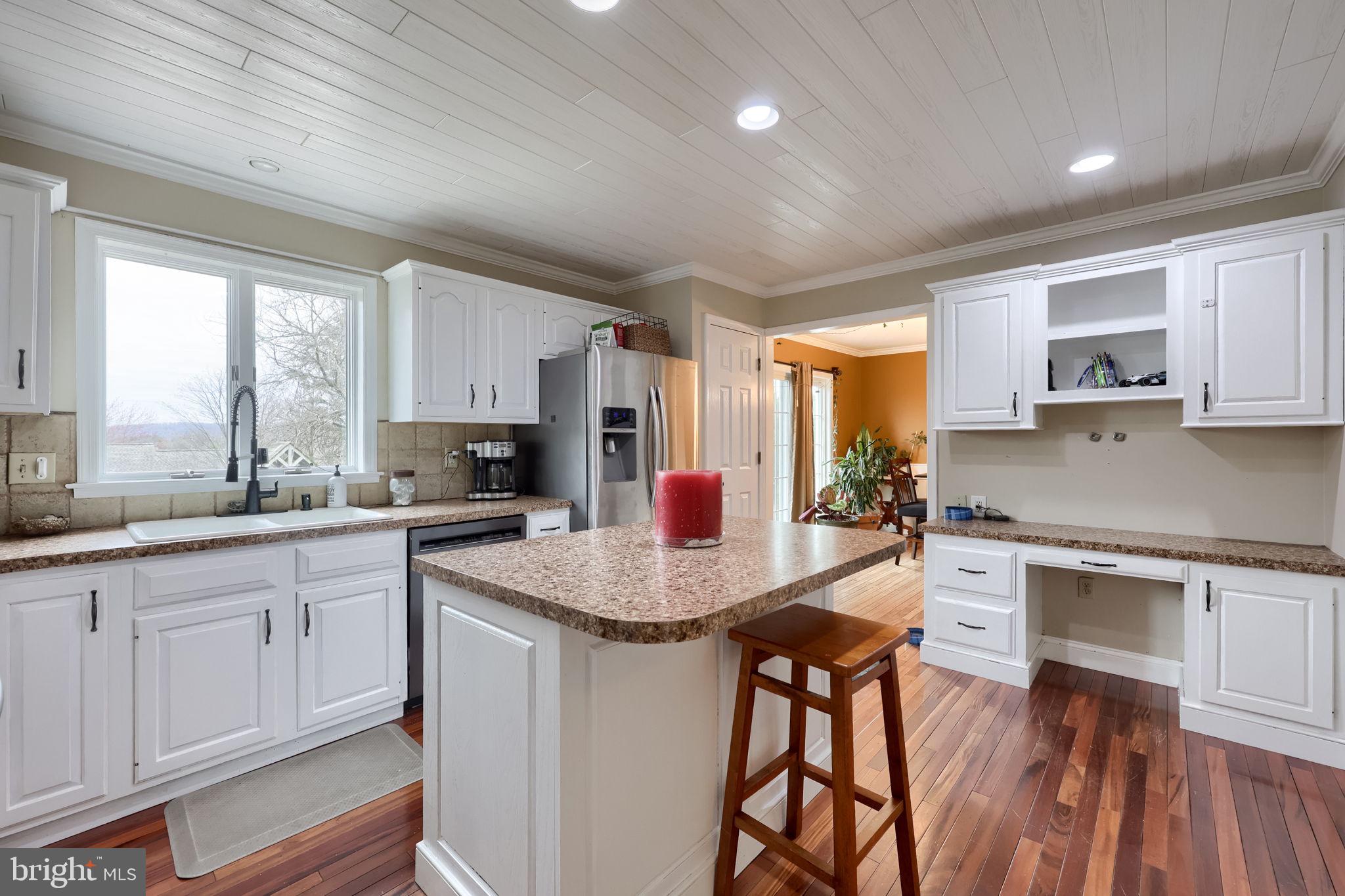 VILLAGE HOLLOW - Residential