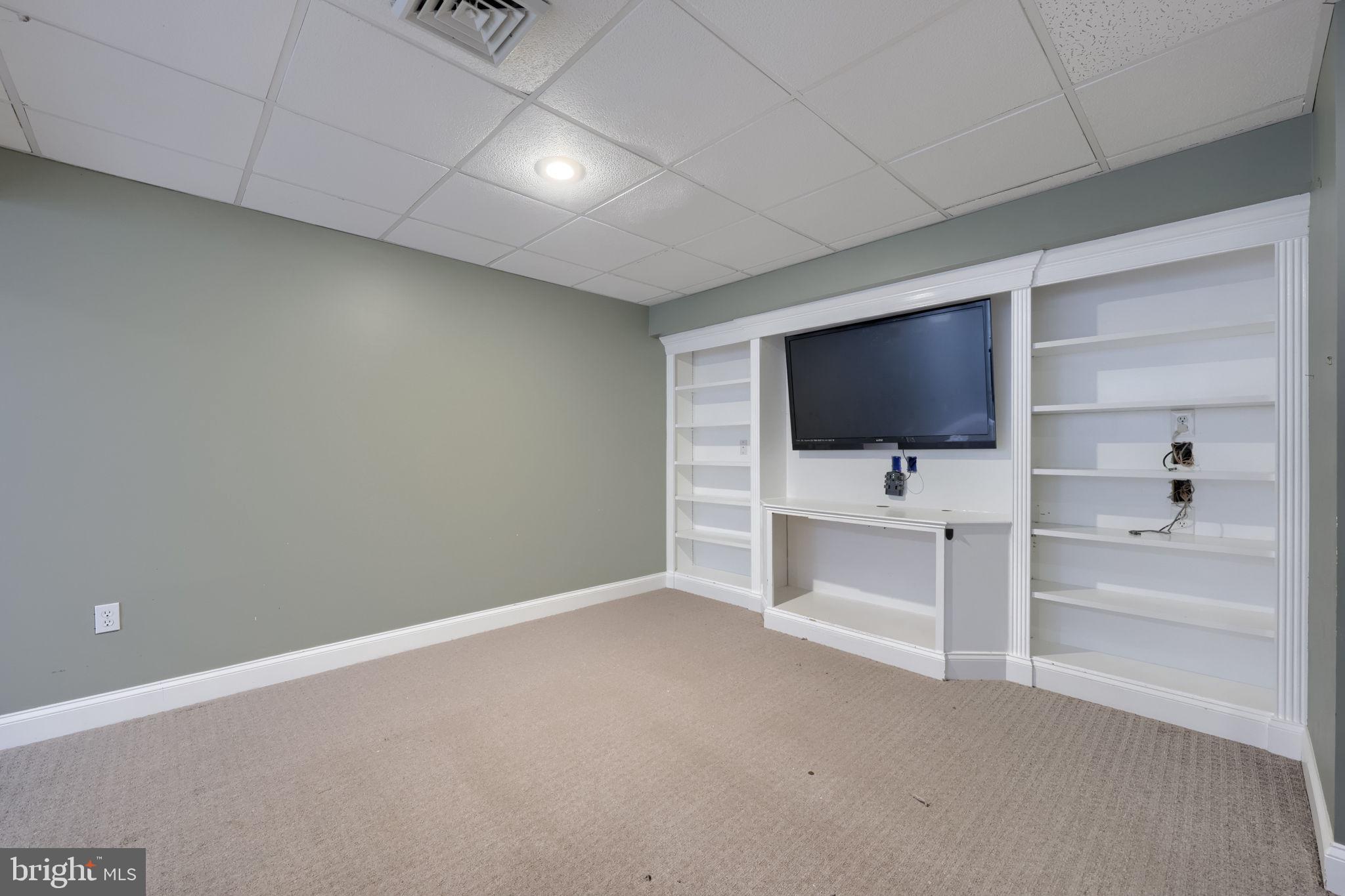 VILLAGE HOLLOW - Residential