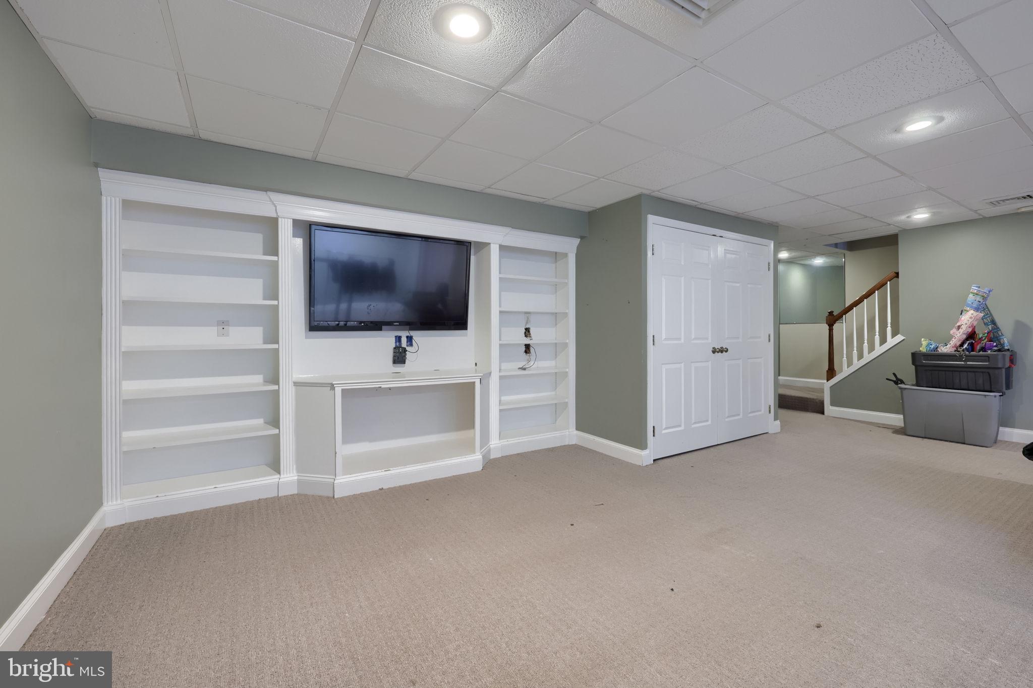 VILLAGE HOLLOW - Residential